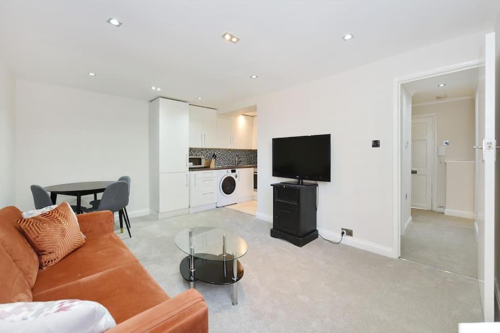 Apartment Three Bedrooom Flat In Heart Of *