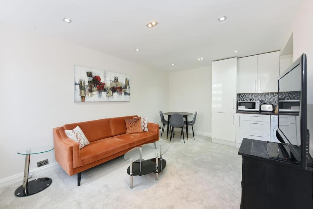 Three Bedrooom Flat In Heart Of