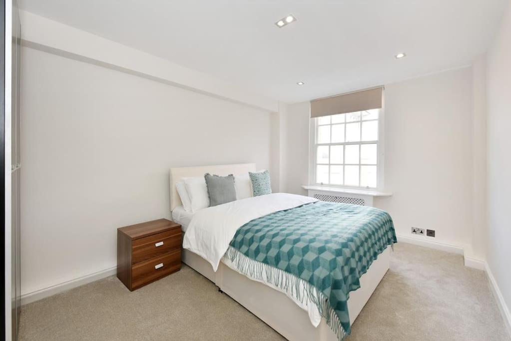 Three Bedrooom Flat In Heart Of *
