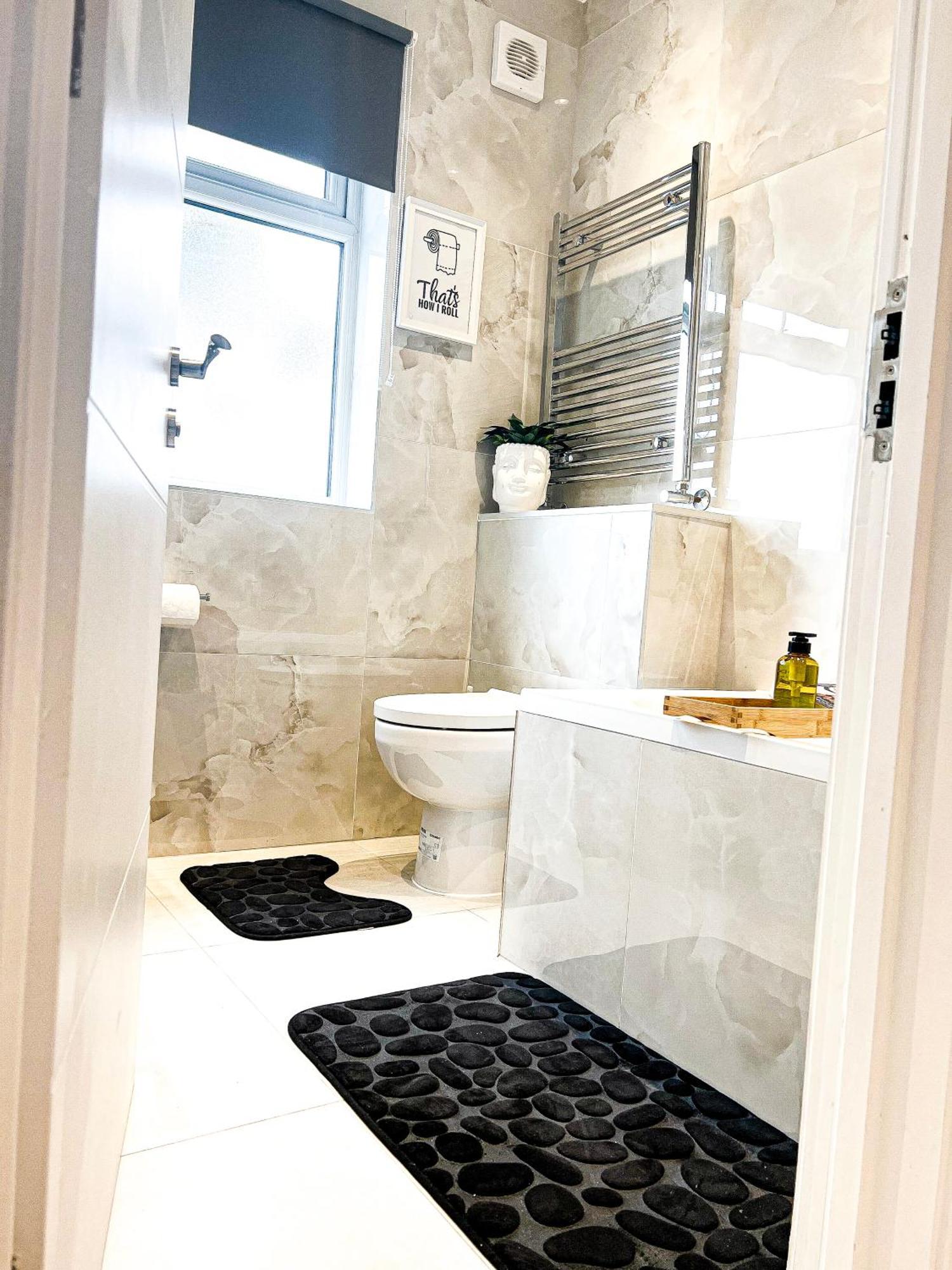 Wembley Luxury: Two-bedroom With Parking