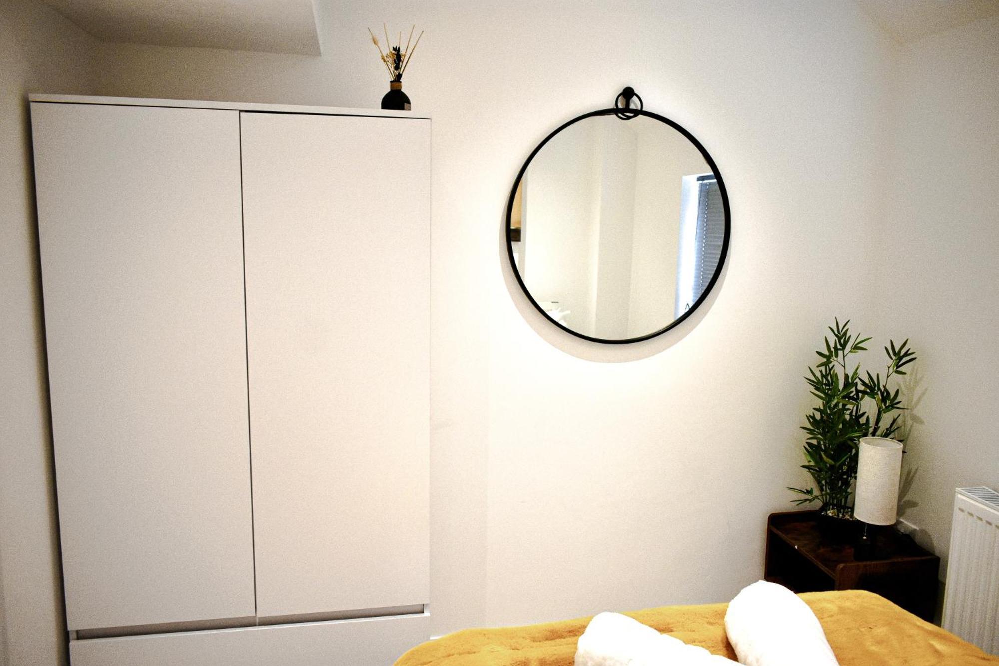 Wembley Luxury: Two-bedroom With Parking *