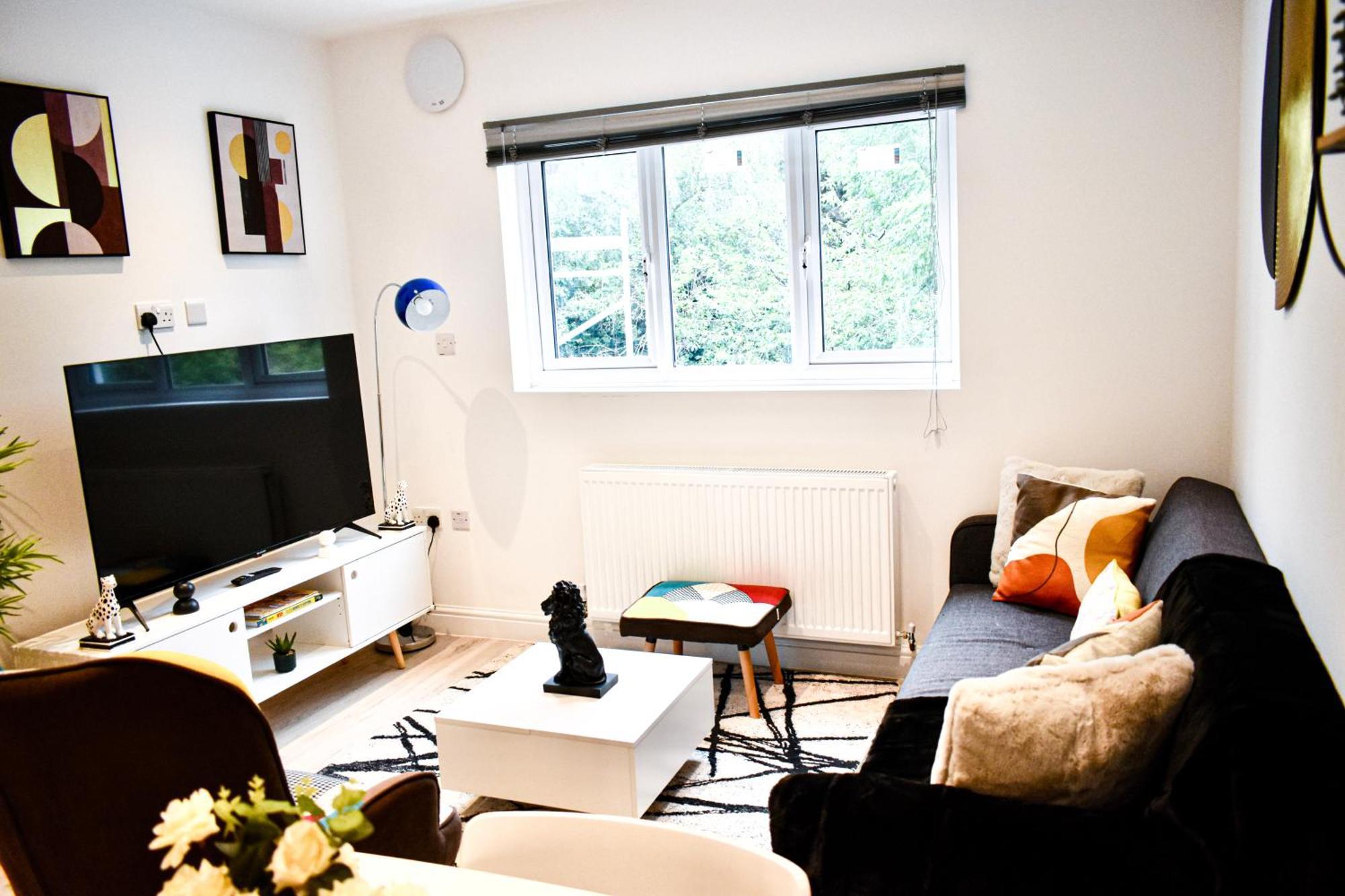 Wembley Luxury: Two-bedroom With Parking Apartment *
