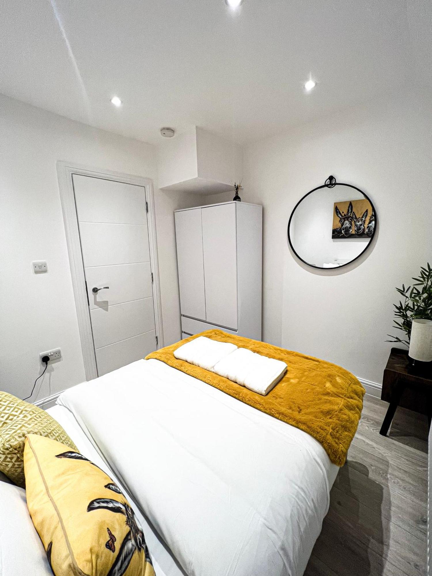 Wembley Luxury: Two-bedroom With Parking Apartment *