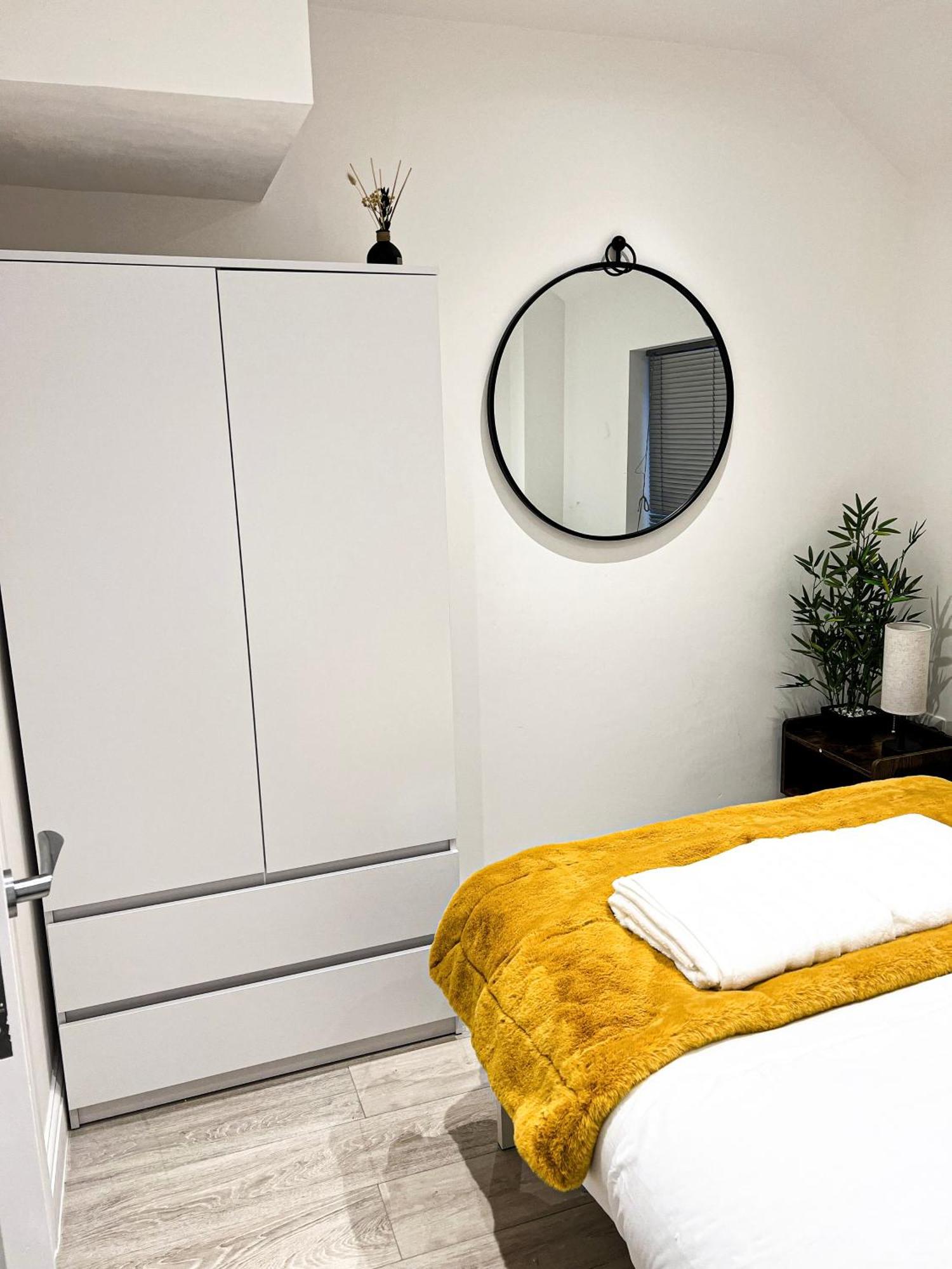 Wembley Luxury: Two-bedroom With Parking