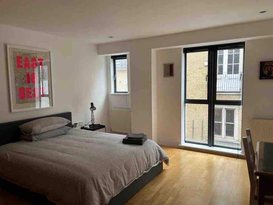 1 Bed Flat With View Of Vibrant Hoxton Square * Londen