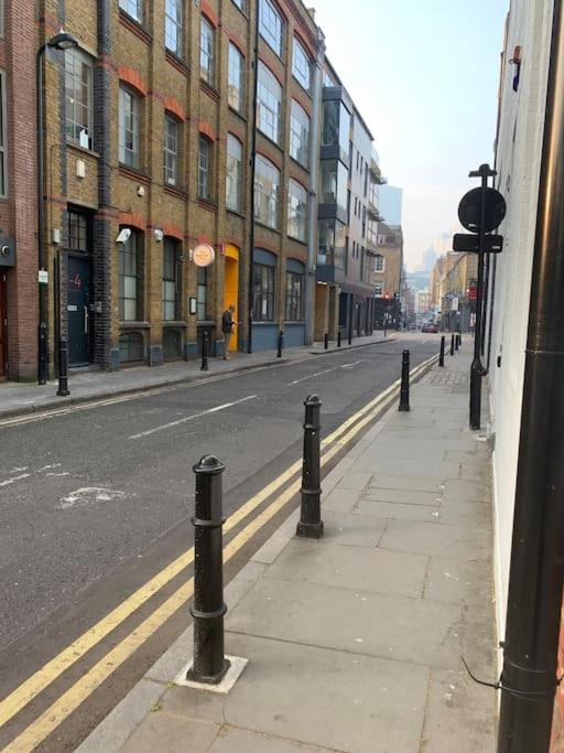 1 Bed Flat With View Of Vibrant Hoxton Square Londen