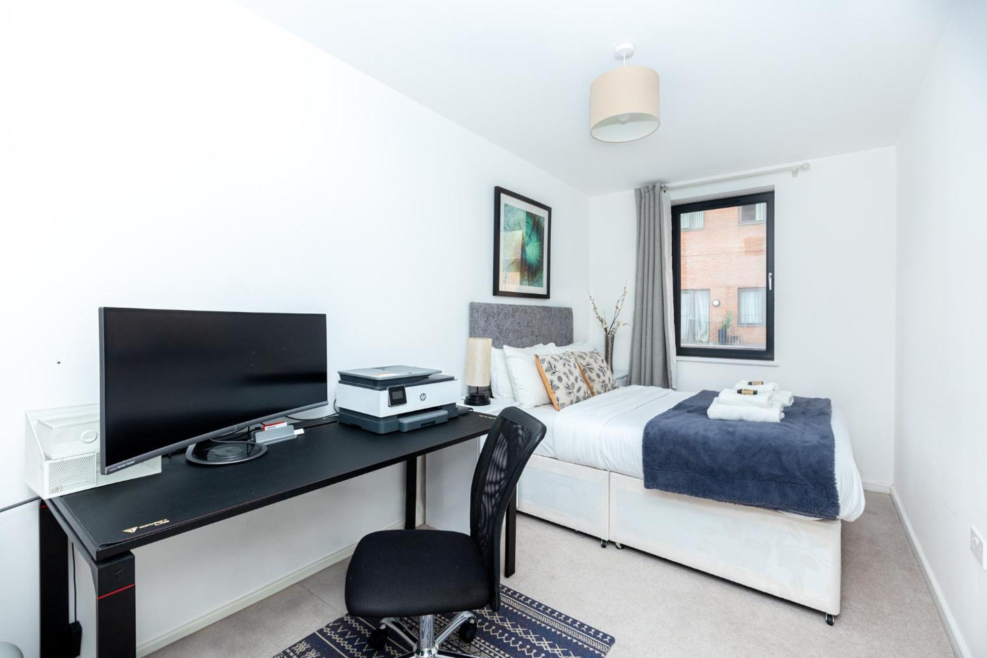 Modern 2br Wpatio & Free Parking, Canning Town London