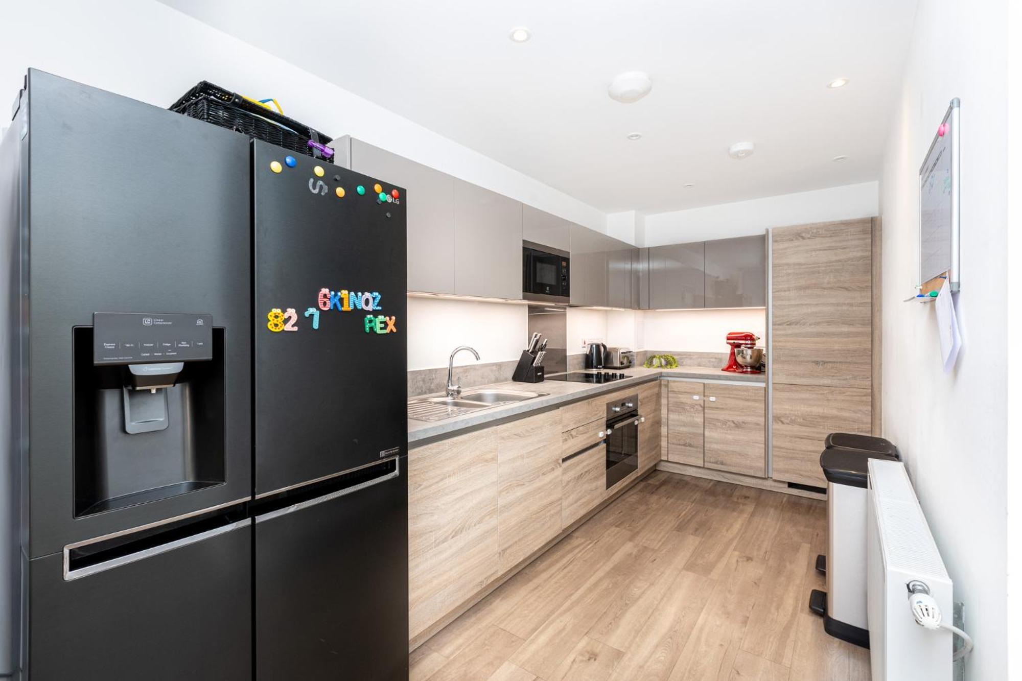Modern 2br Wpatio & Free Parking, Canning Town *