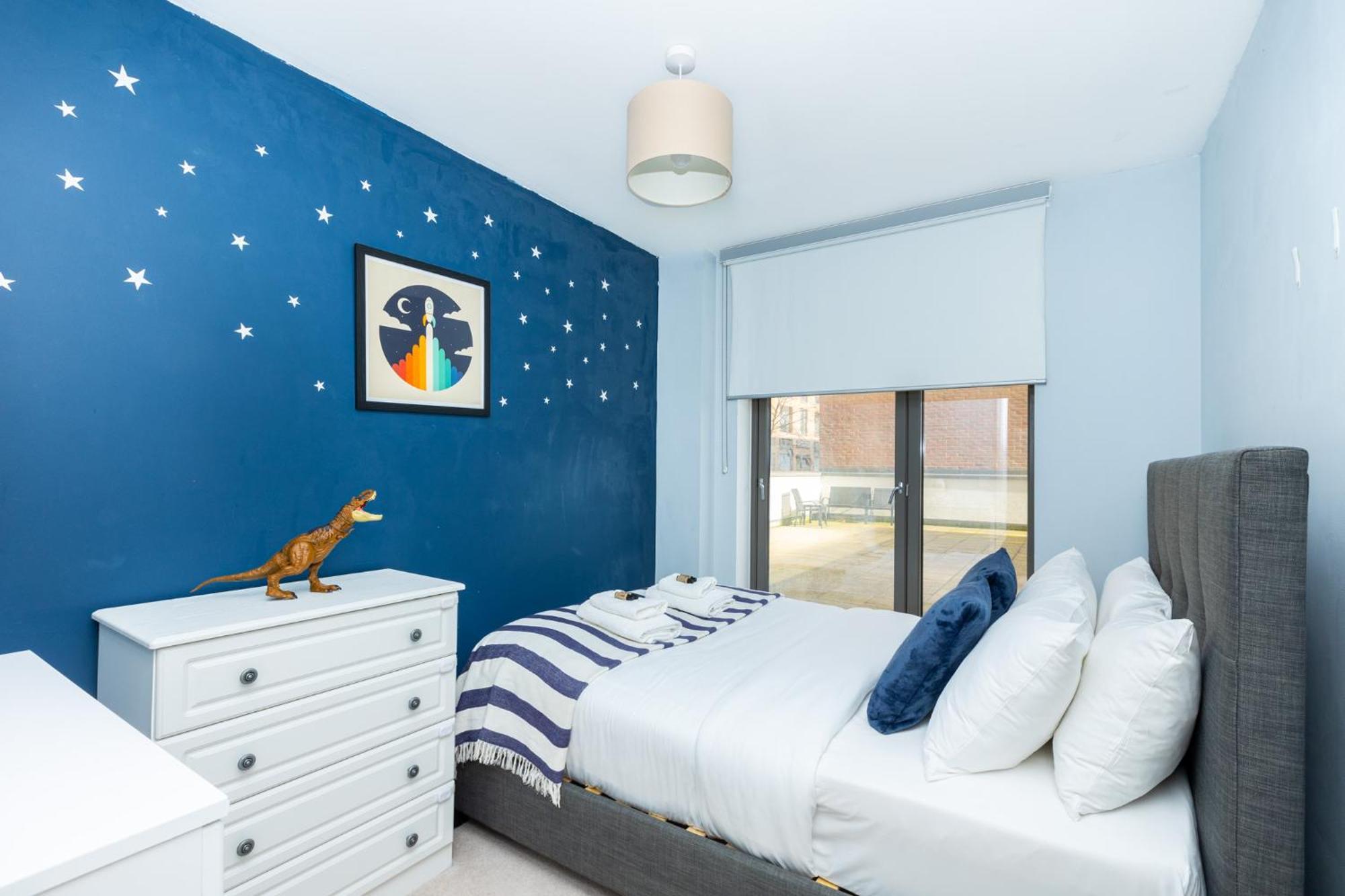 Modern 2br Wpatio & Free Parking, Canning Town Apartment *