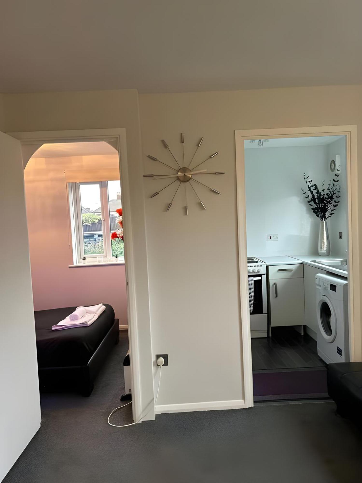 Sleek & Stylish - E15 With Parking * London