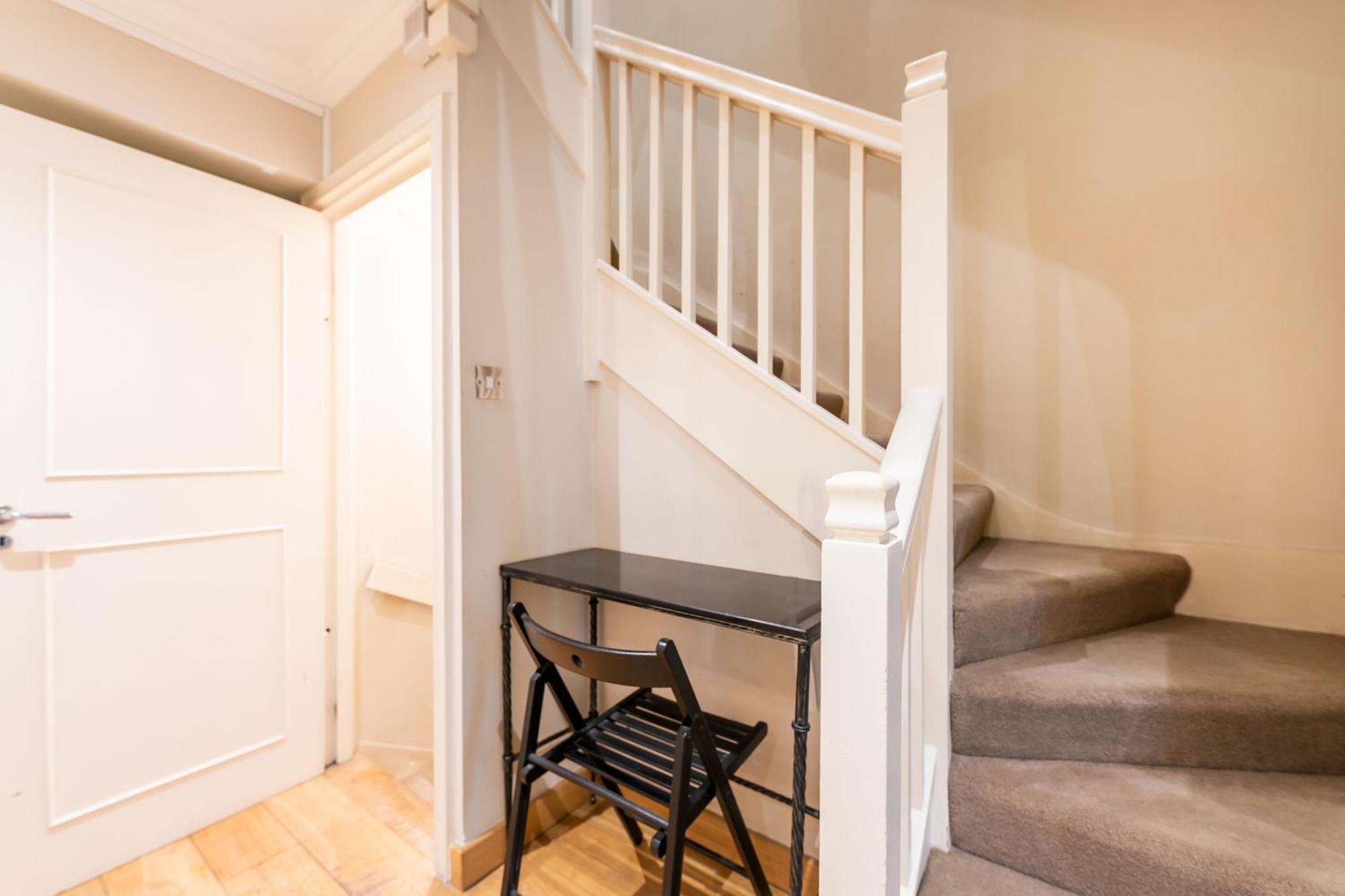 Luxury 6 Bedroom House In Southwick Street Londra