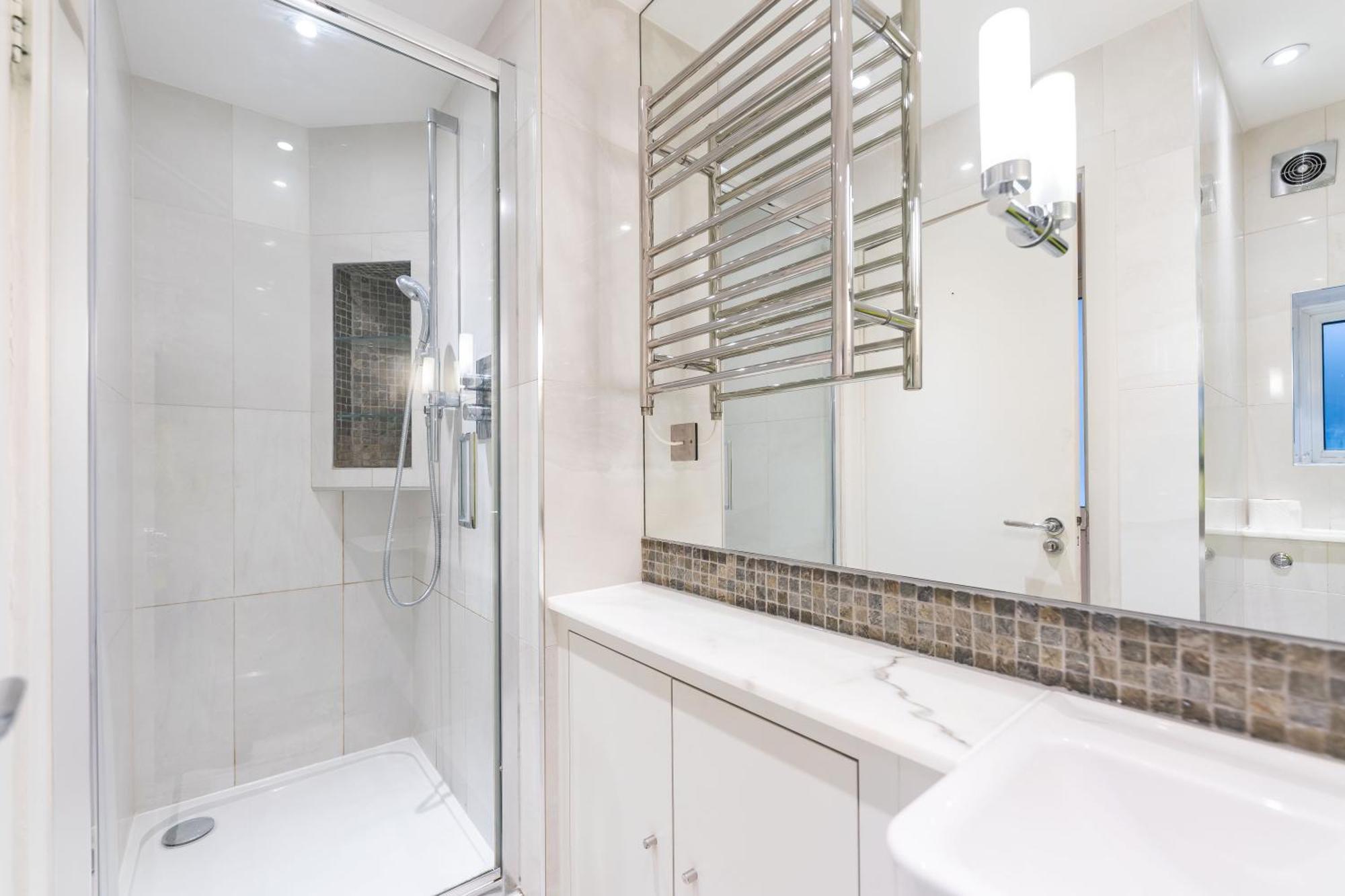 Luxury 6 Bedroom House In Southwick Street Londra