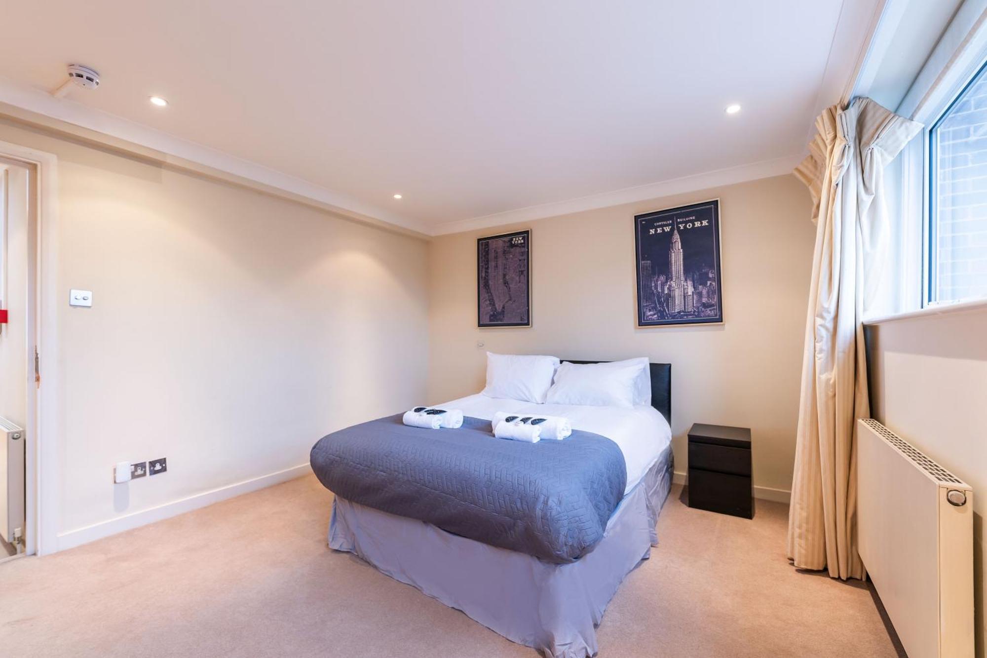 Luxury 6 Bedroom House In Southwick Street * Londra