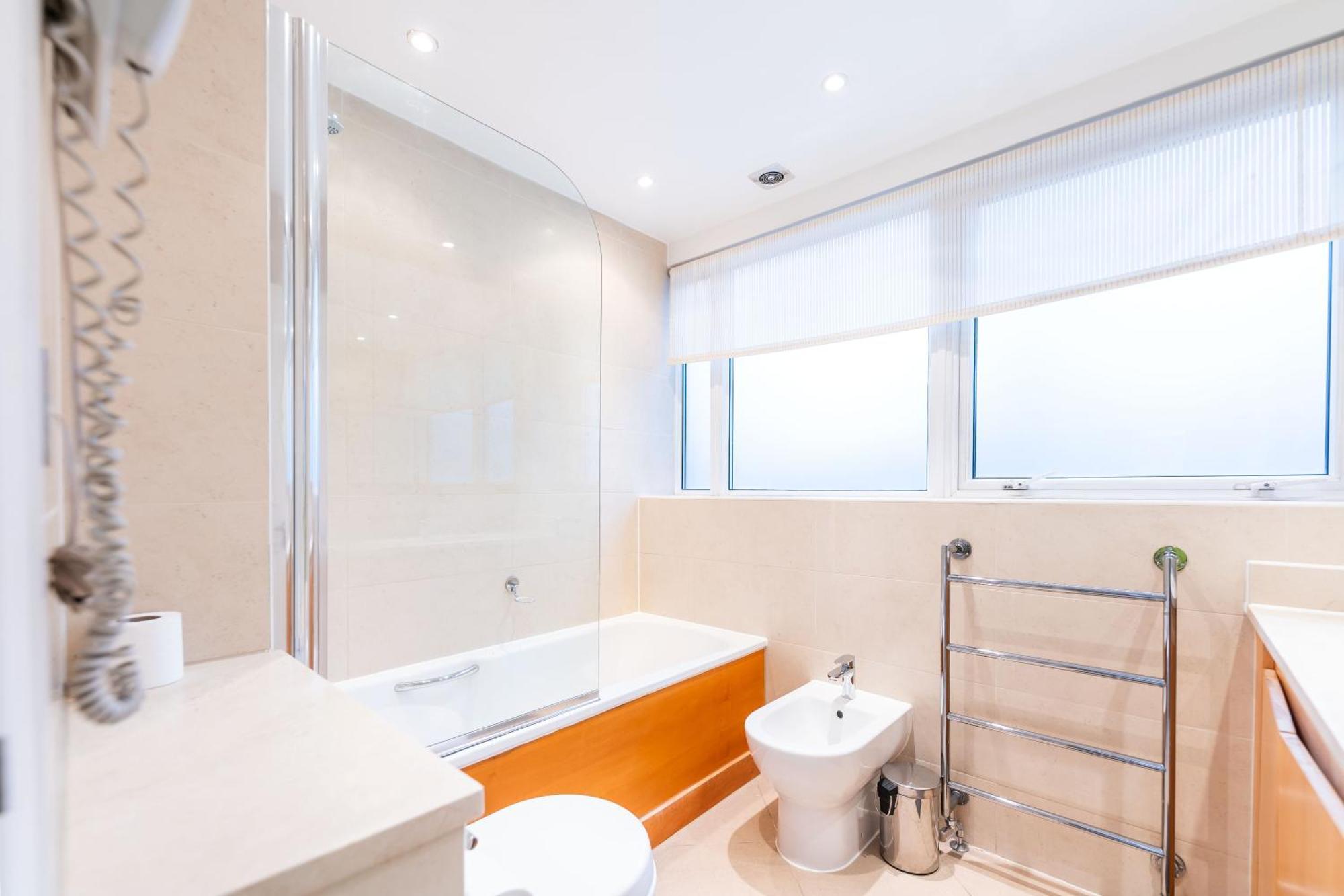 Luxury 6 Bedroom House In Southwick Street Londra