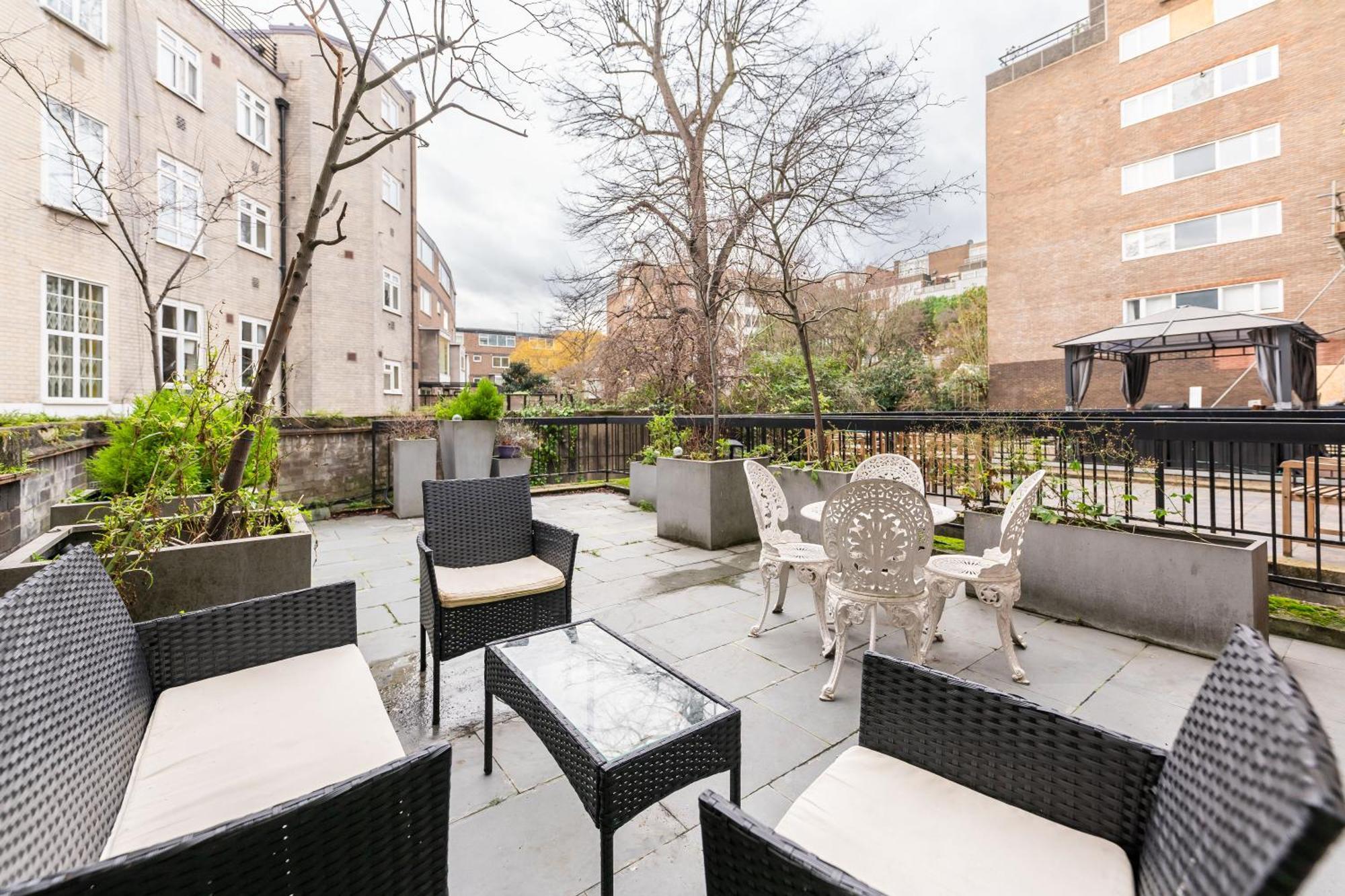 Luxury 6 Bedroom House In Southwick Street Londra