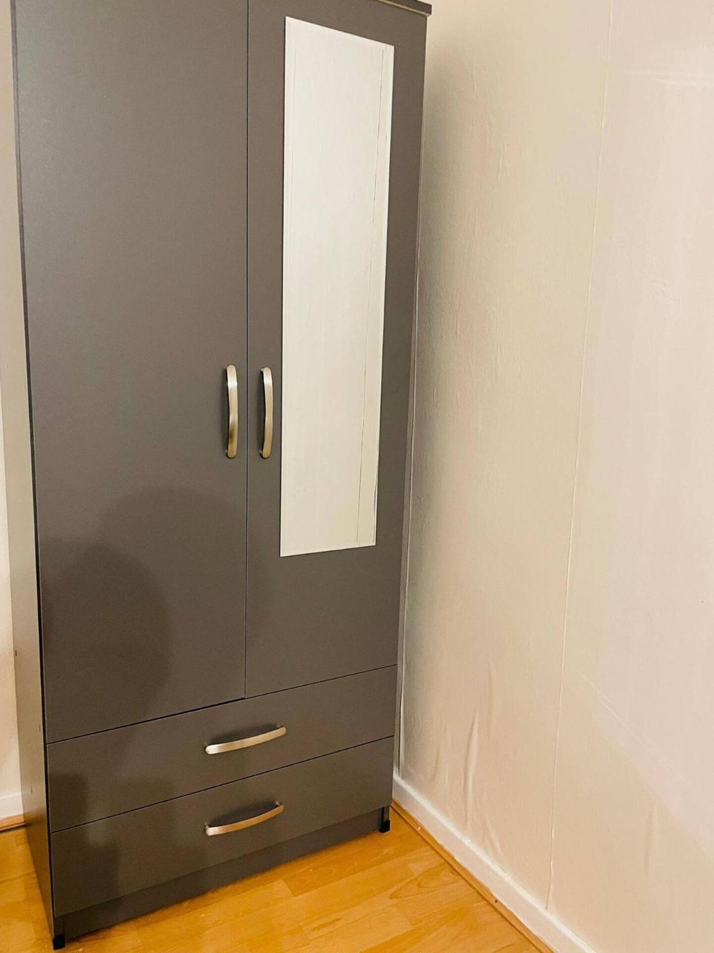 Well-preserved Cozy1br Flat In Lcy With Free Parking Londra