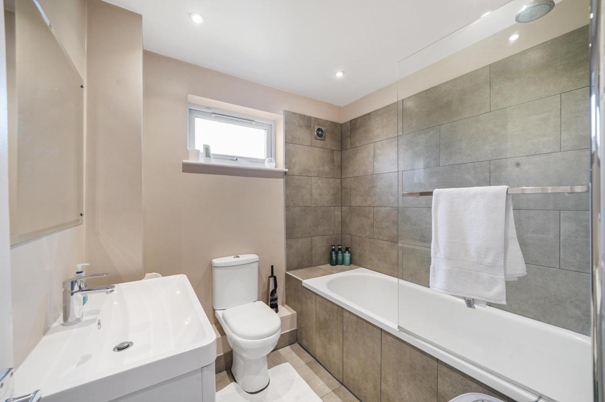 Stylish 3 Bedroom House Close To Streatham Hill Station Semesterbostad *