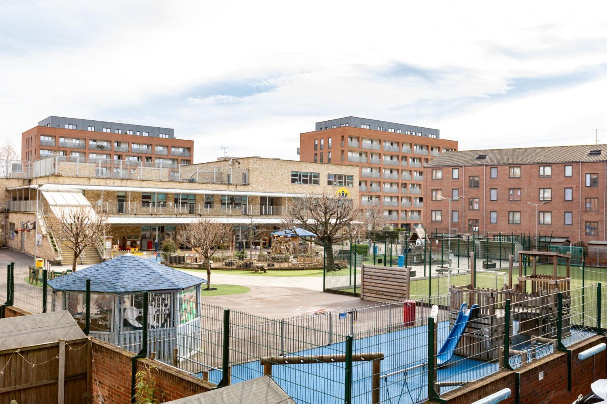 Modern 2br Wpatio & Free Parking, Canning Town Apartment *