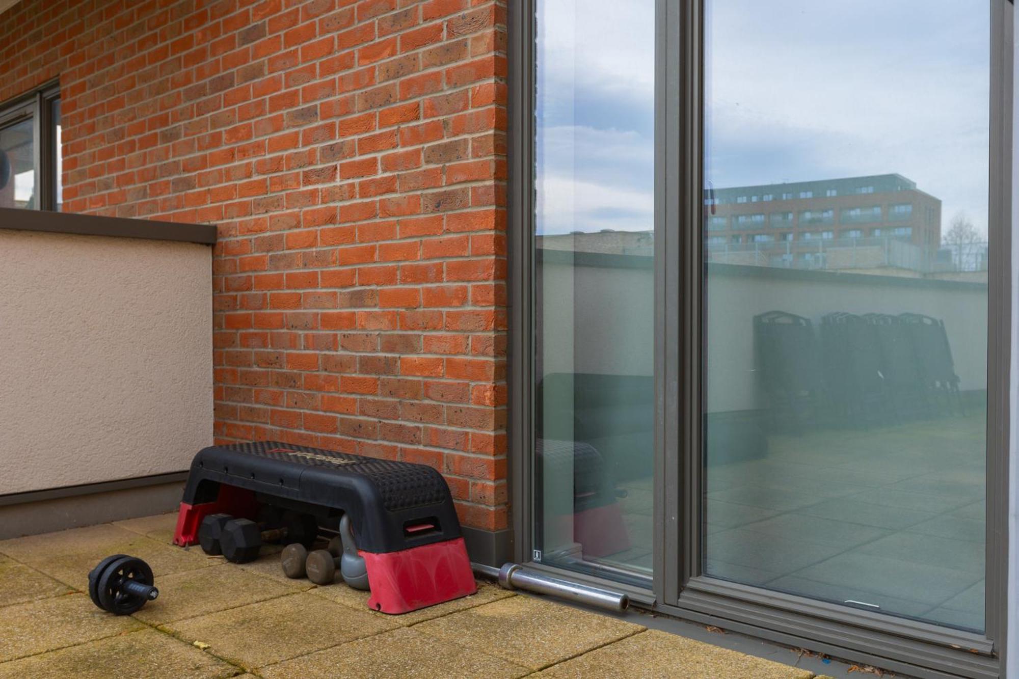 Modern 2br Wpatio & Free Parking, Canning Town Apartment