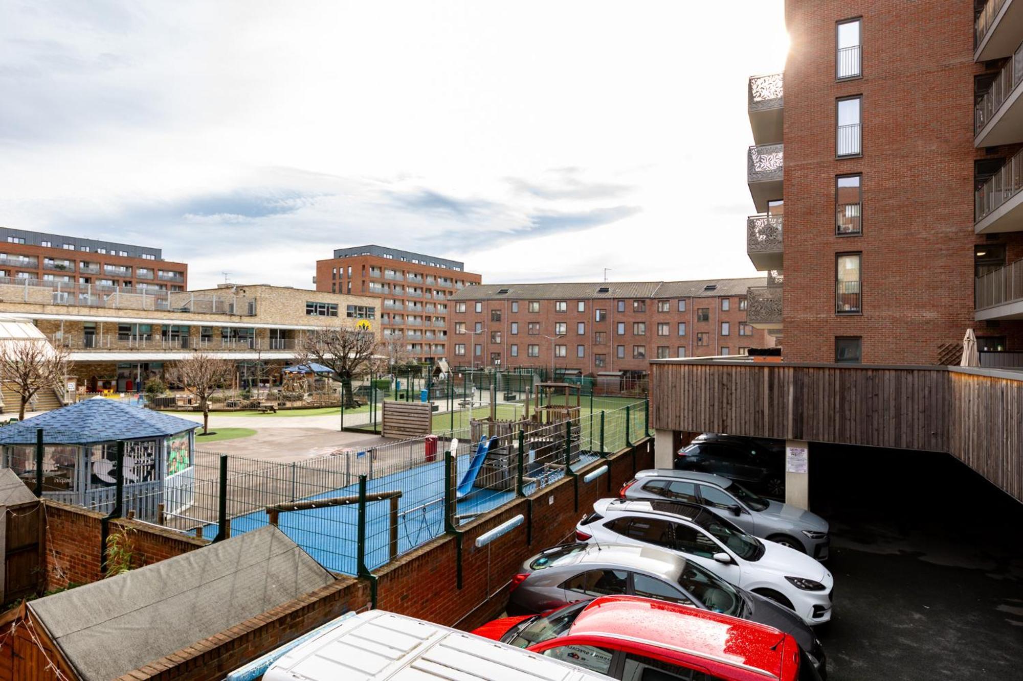 Apartment Modern 2br Wpatio & Free Parking, Canning Town *