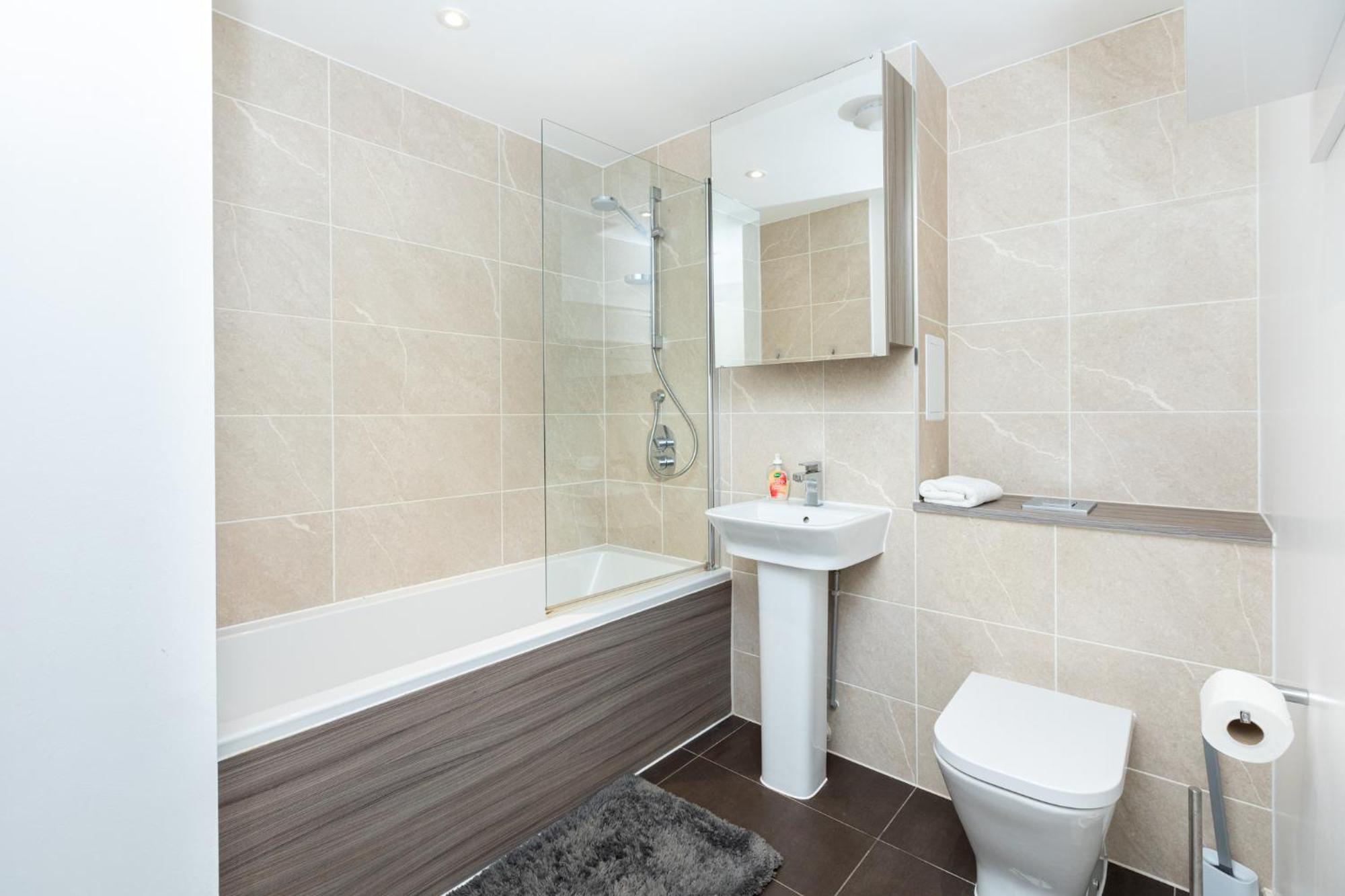 Modern 2br Wpatio & Free Parking, Canning Town London