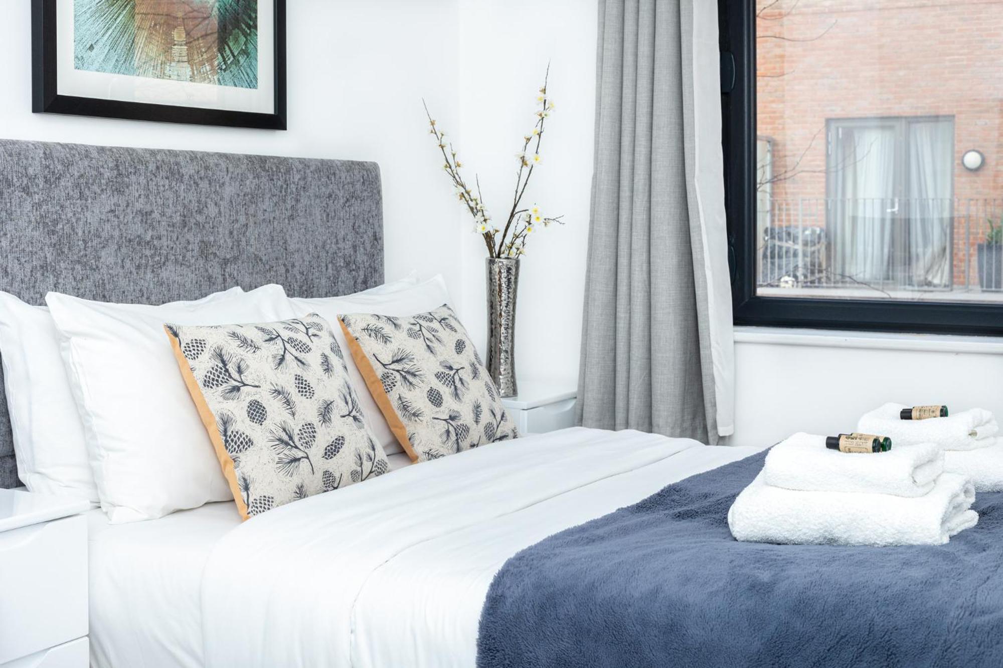 Apartment Modern 2br Wpatio & Free Parking, Canning Town
