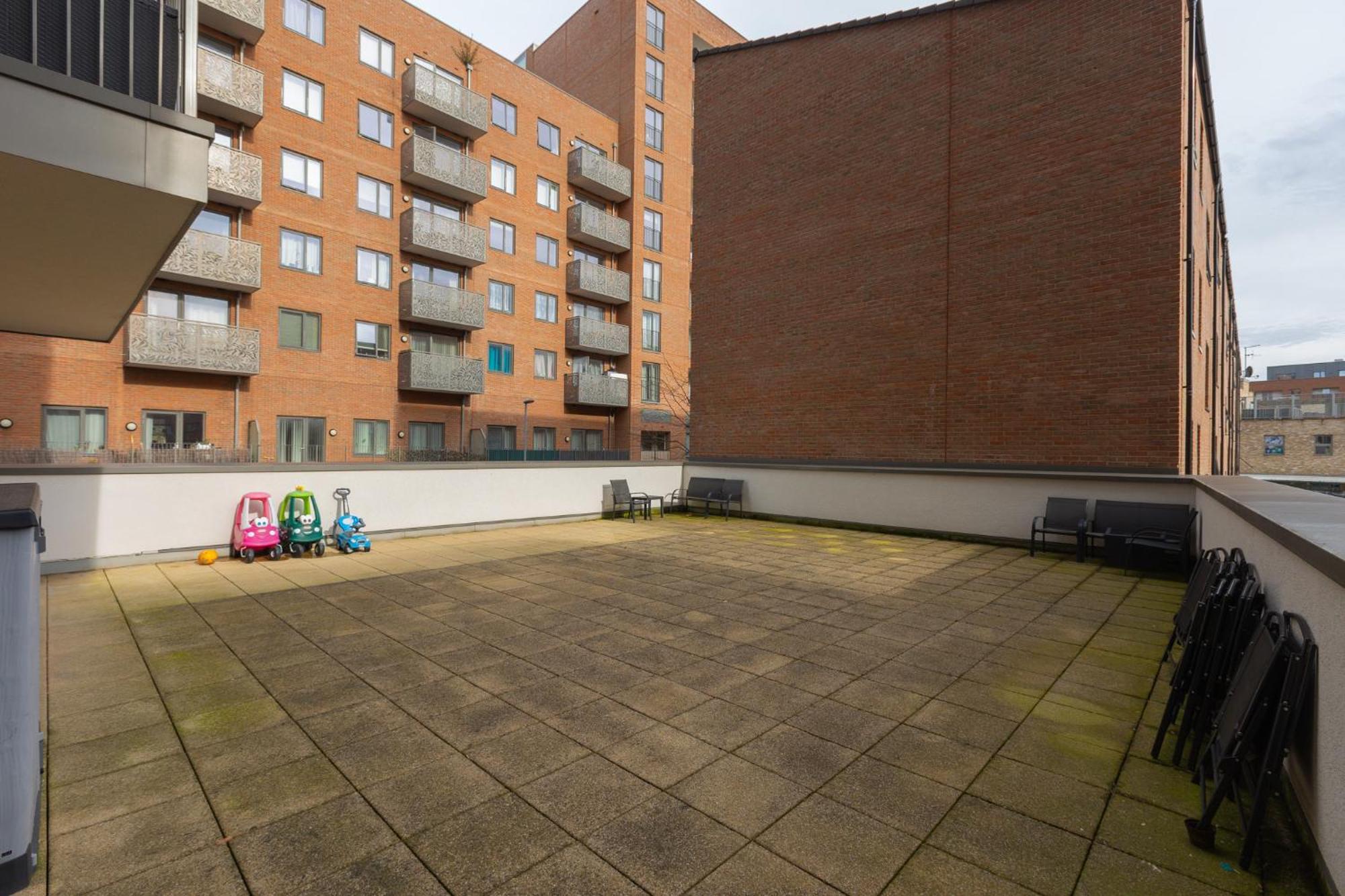 Modern 2br Wpatio & Free Parking, Canning Town Apartment London