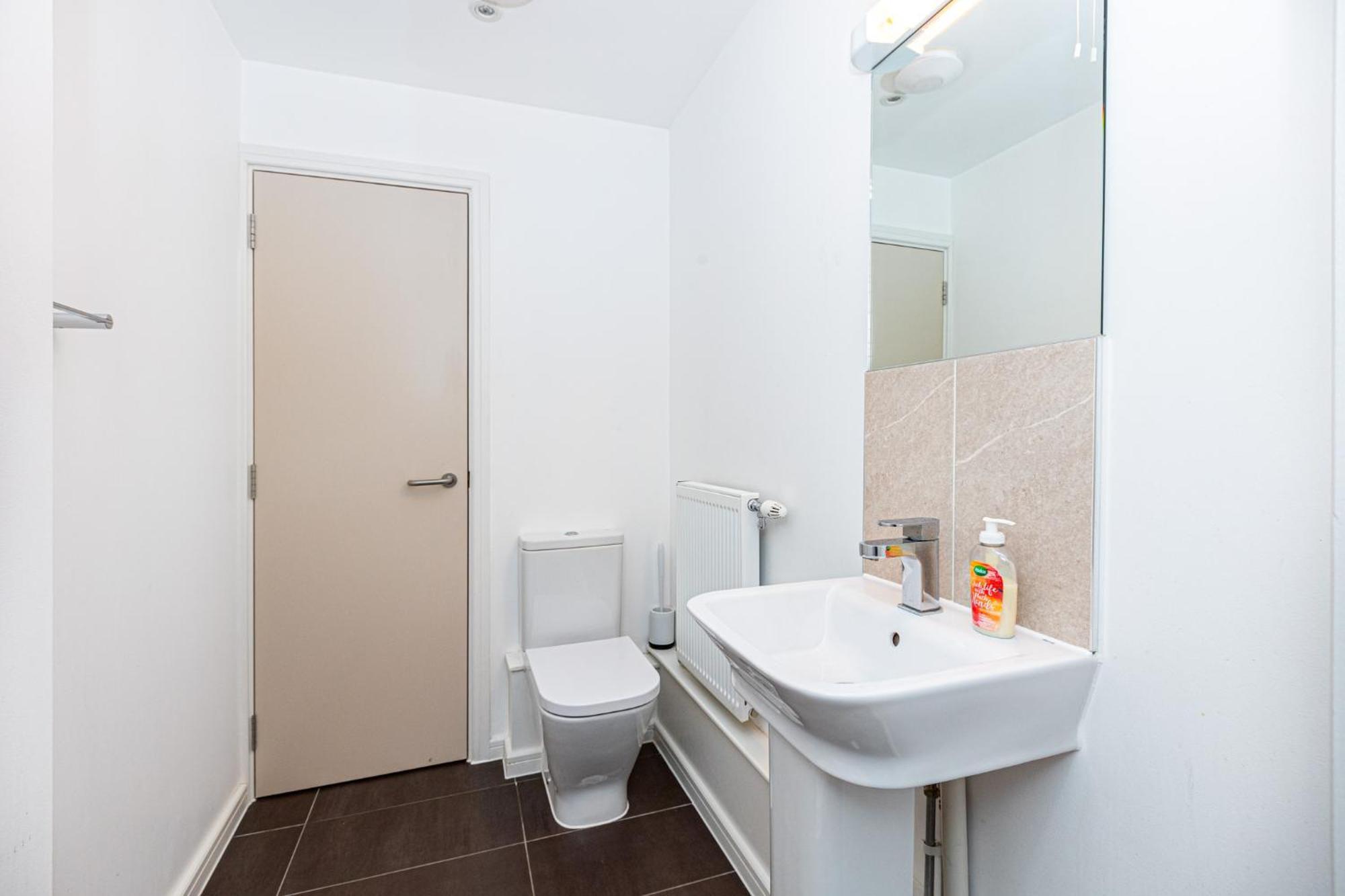 Modern 2br Wpatio & Free Parking, Canning Town * London