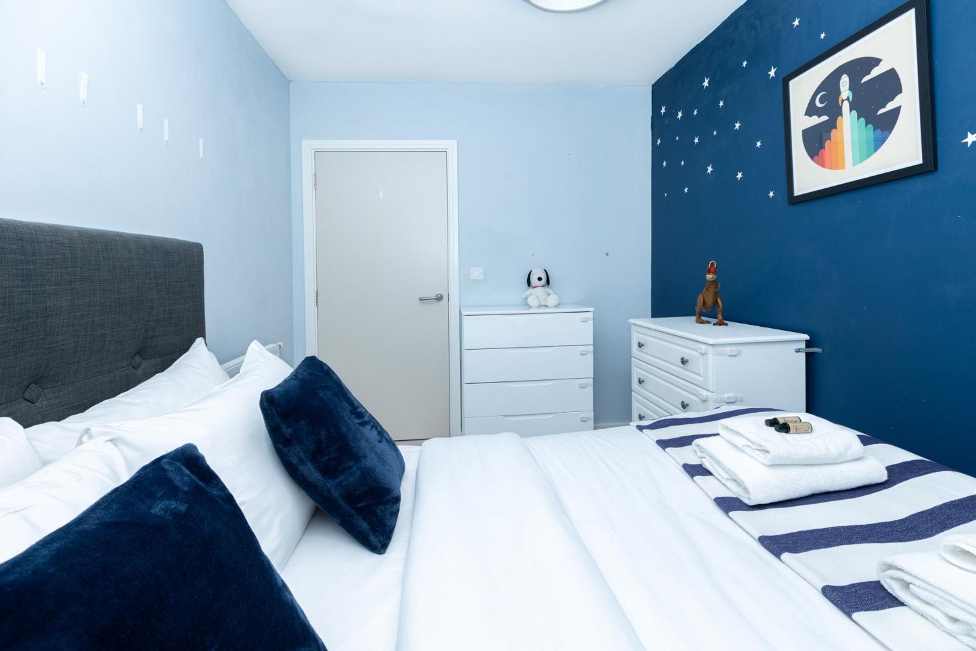 Modern 2br Wpatio & Free Parking, Canning Town Apartment