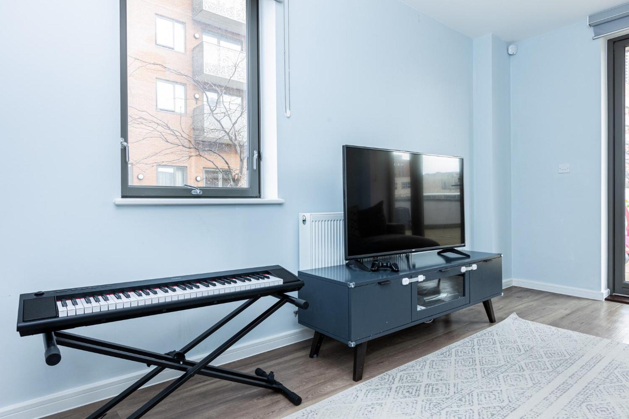 Modern 2br Wpatio & Free Parking, Canning Town *