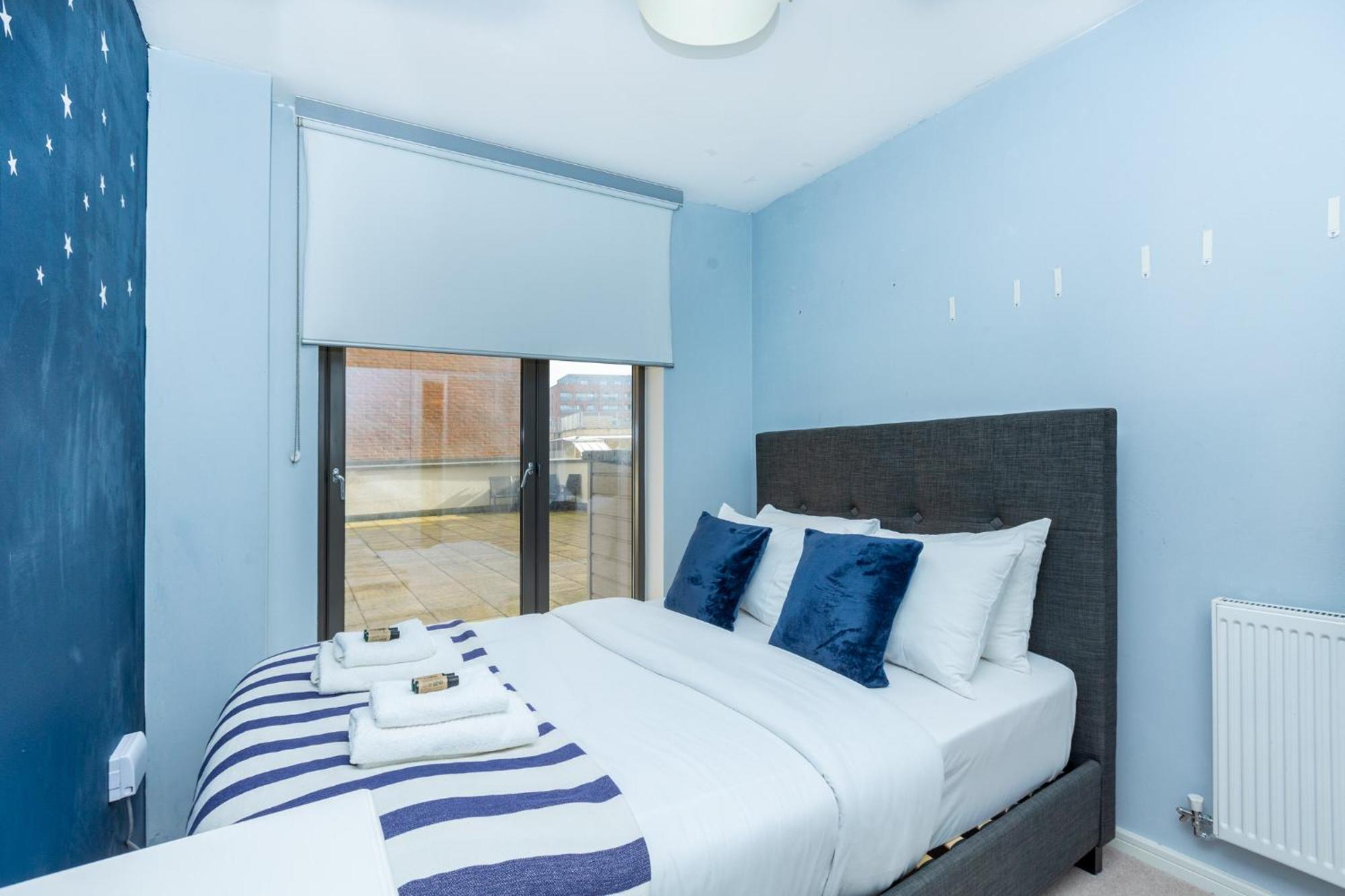 Modern 2br Wpatio & Free Parking, Canning Town Apartment London