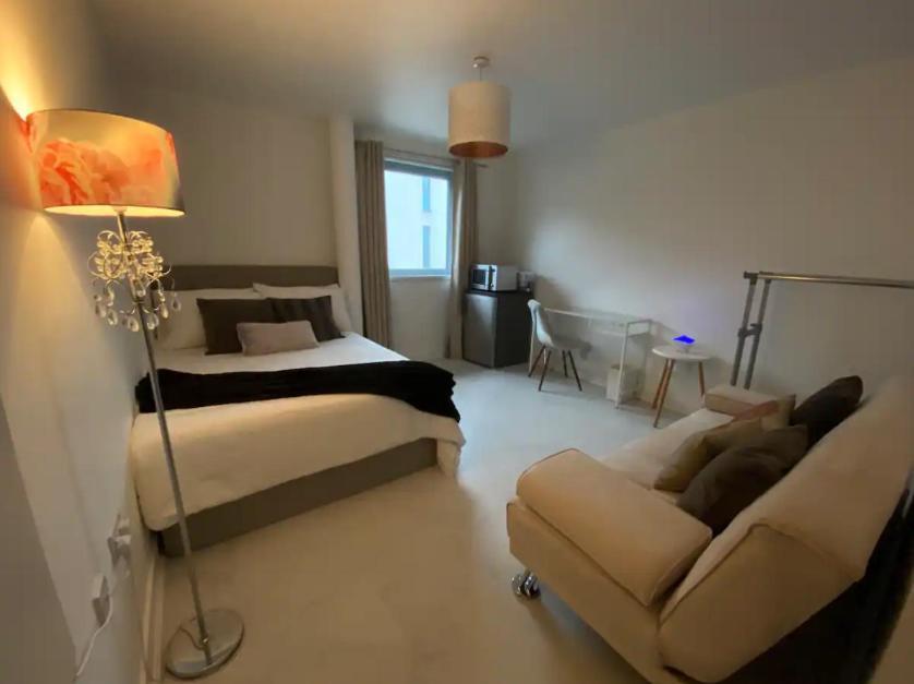 Xl Bright Room+parking+fridge+micro - 20min Bridge - 3 Min Walk To Train/bus Station Privatunterkunft