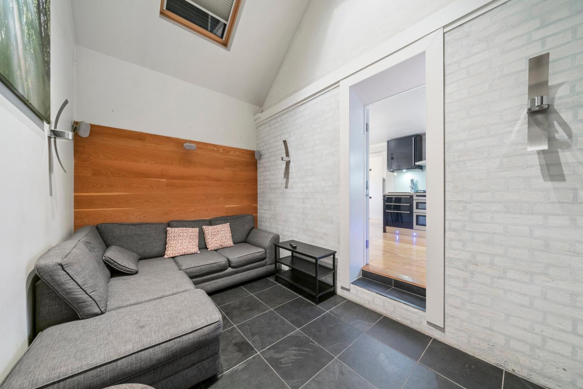 Lejlighed Glamorous 2br House, Outdoor Space & Free Parking