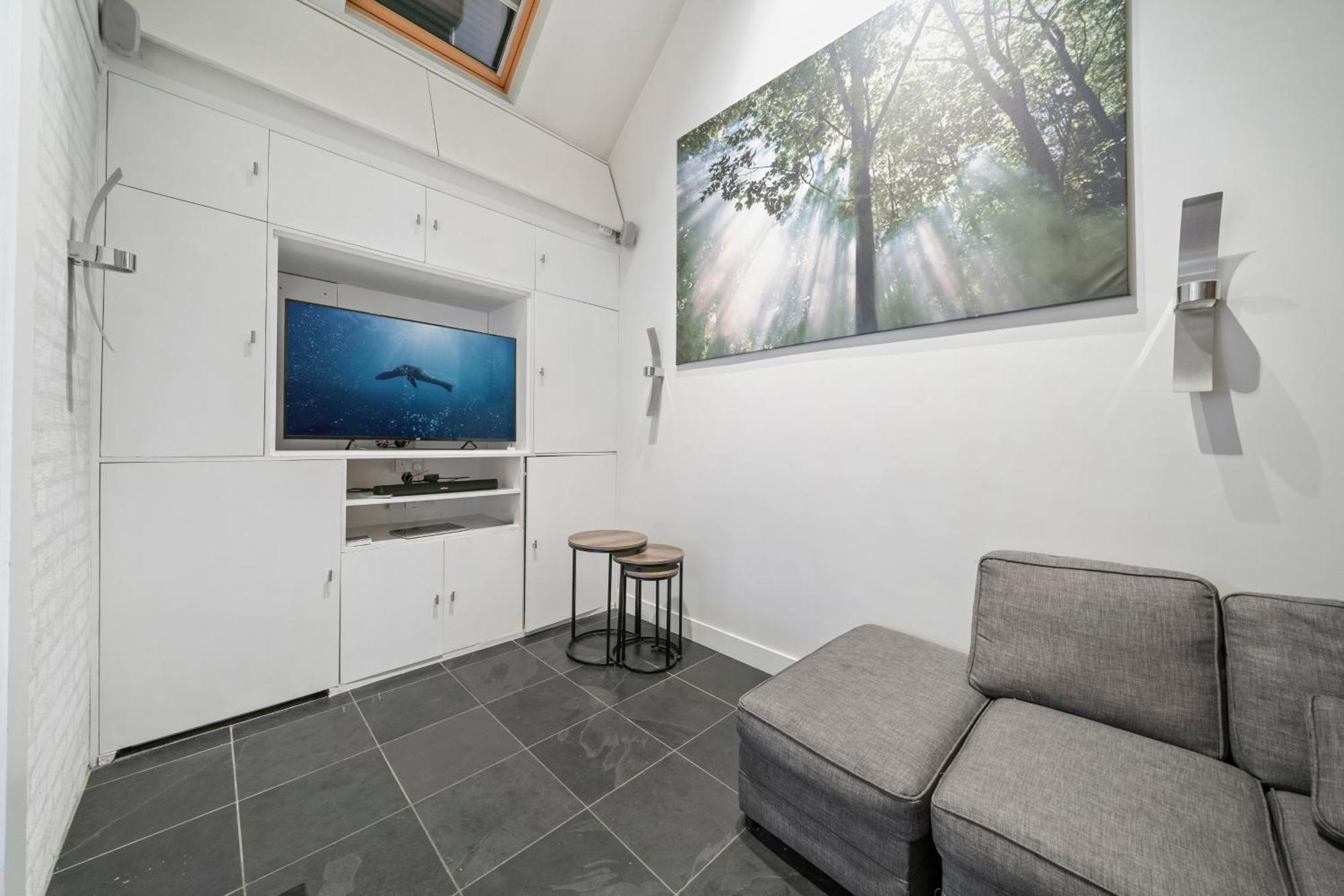 Glamorous 2br House, Outdoor Space & Free Parking Londen
