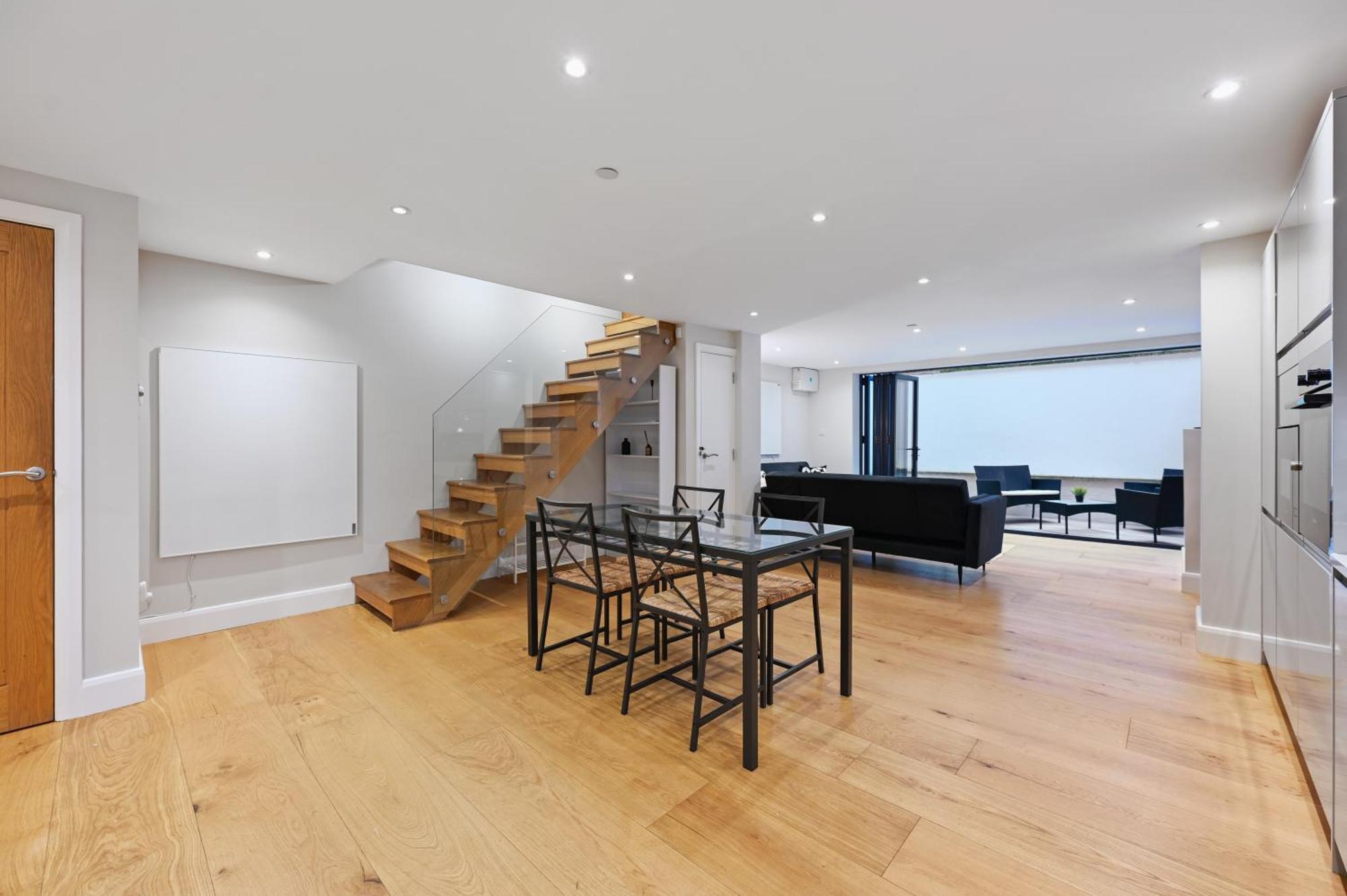 Stunning 2 Bed Basement Flat In Hammersmith Londra