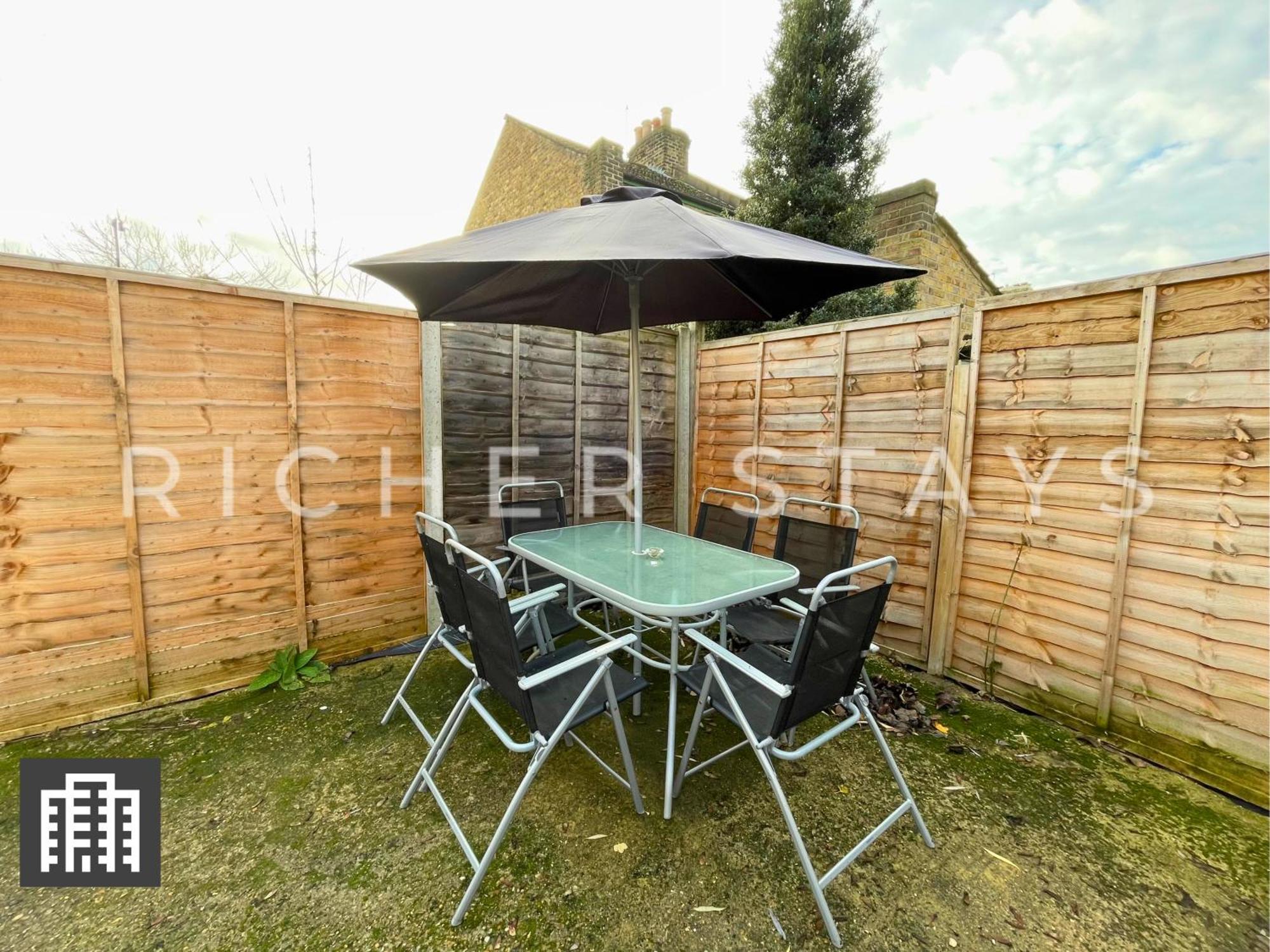 Large For Contractors & Families - Garden & Amenities Londra