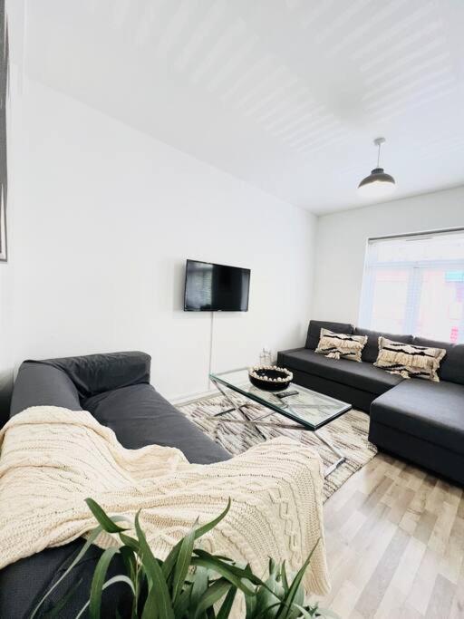 2 Bed Apartment- Finsbury Park Station C *