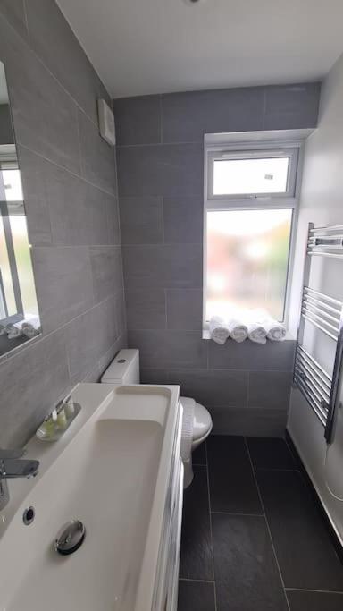 New! Brand New Beautiful Modern Londra