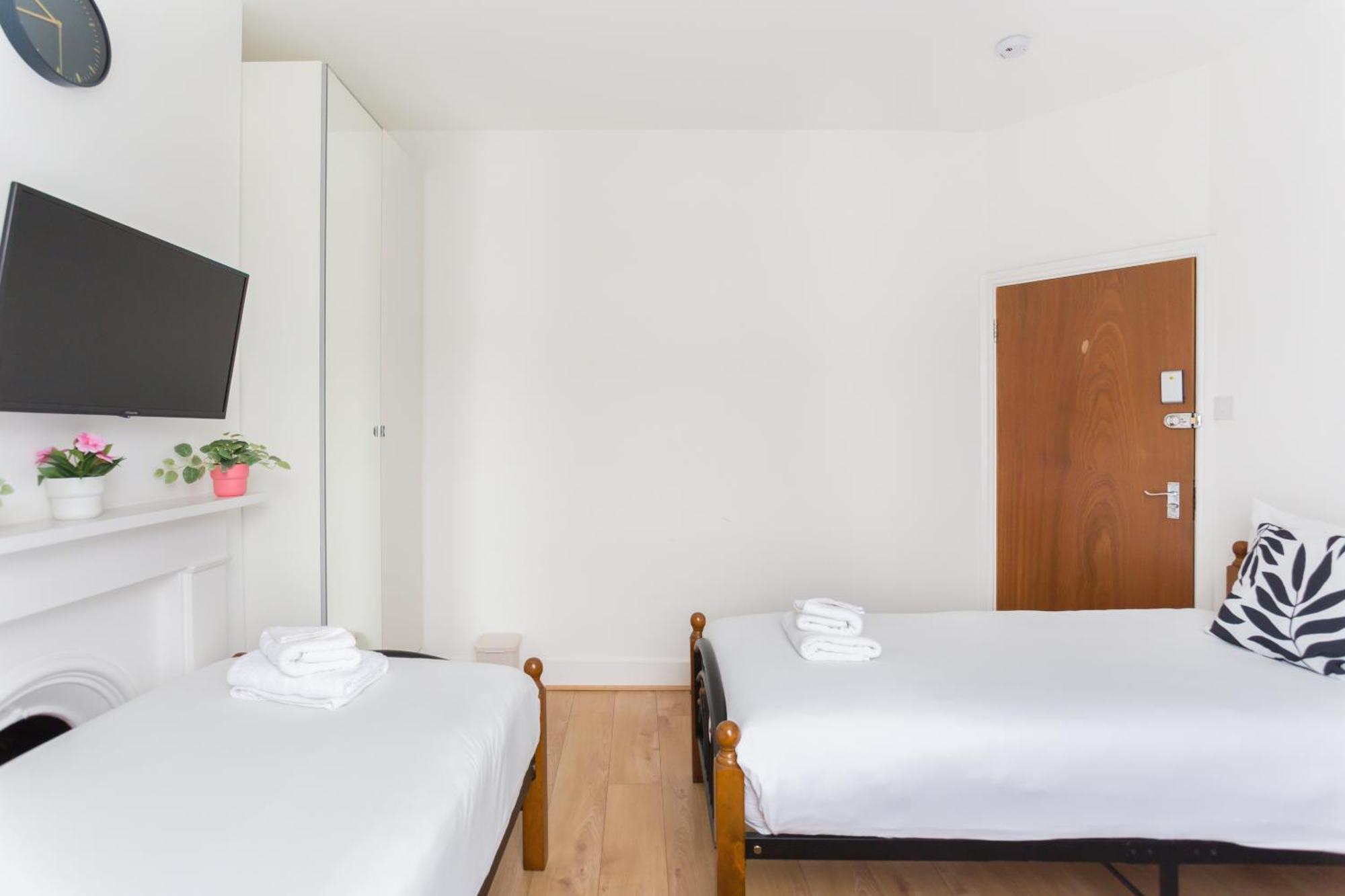 Casa vacanze Wood Budget - Next To Mall & Metro Station - 10 Min To Center Londra