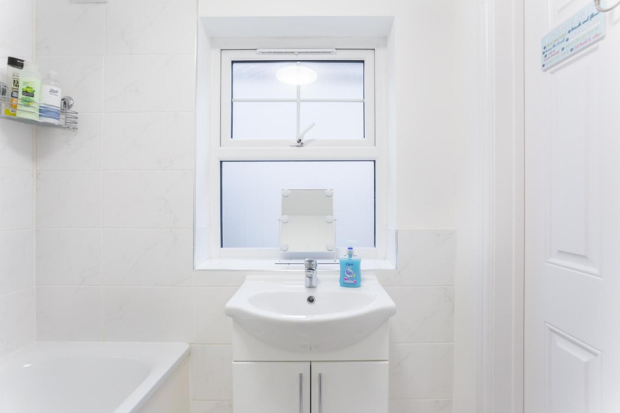 Casa vacanze Wood Budget - Next To Mall & Metro Station - 10 Min To Center Londra