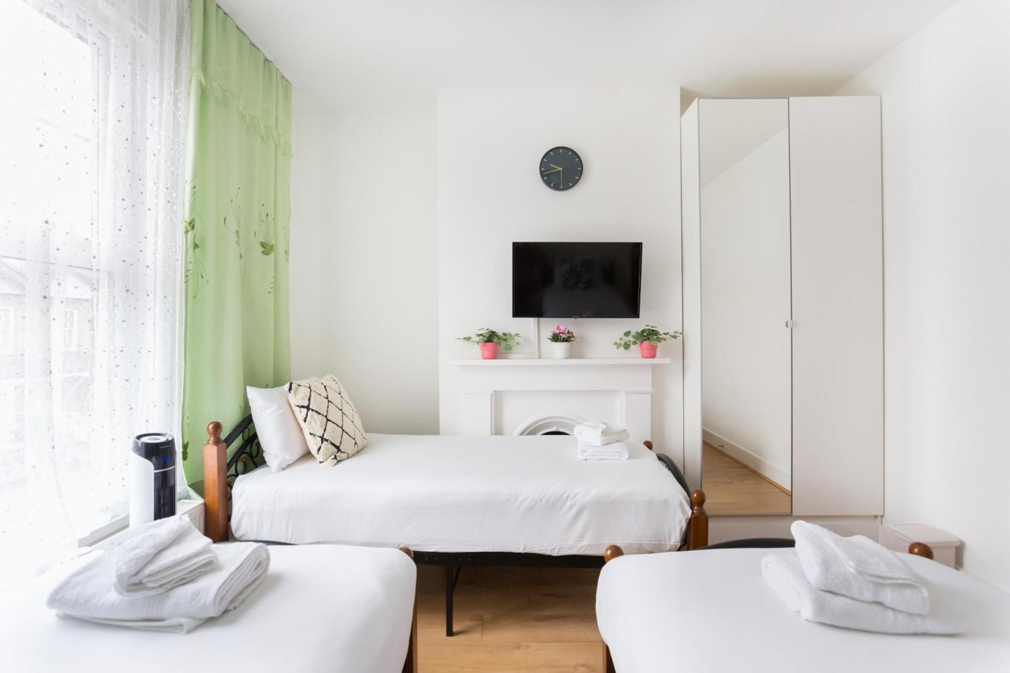 Wood Budget - Next To Mall & Metro Station - 10 Min To Center * Londra