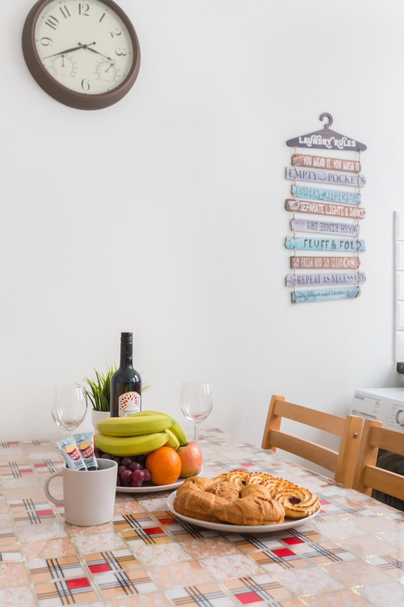 Wood Budget - Next To Mall & Metro Station - 10 Min To Center Londra