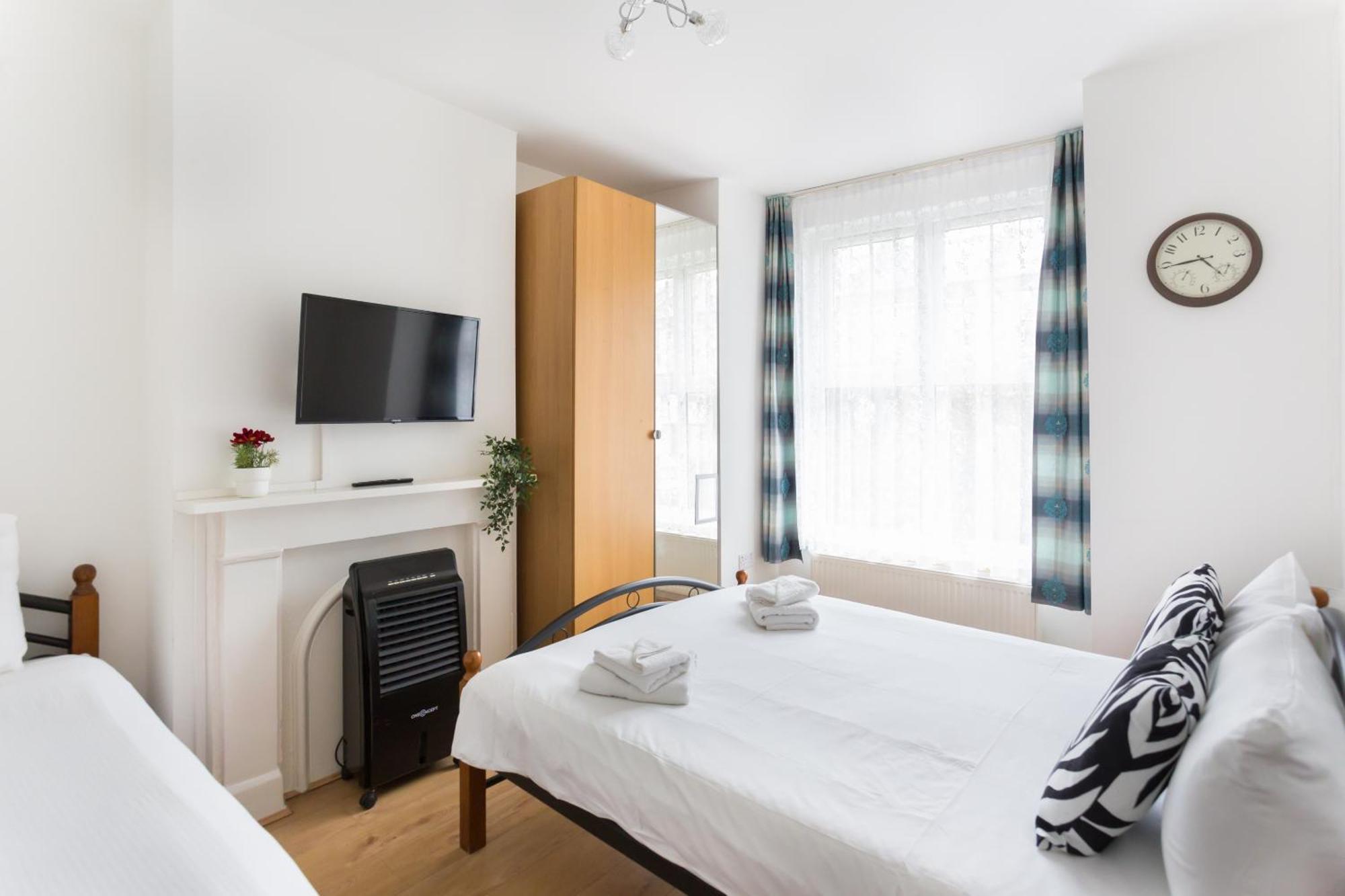 Casa vacanze Wood Budget - Next To Mall & Metro Station - 10 Min To Center *