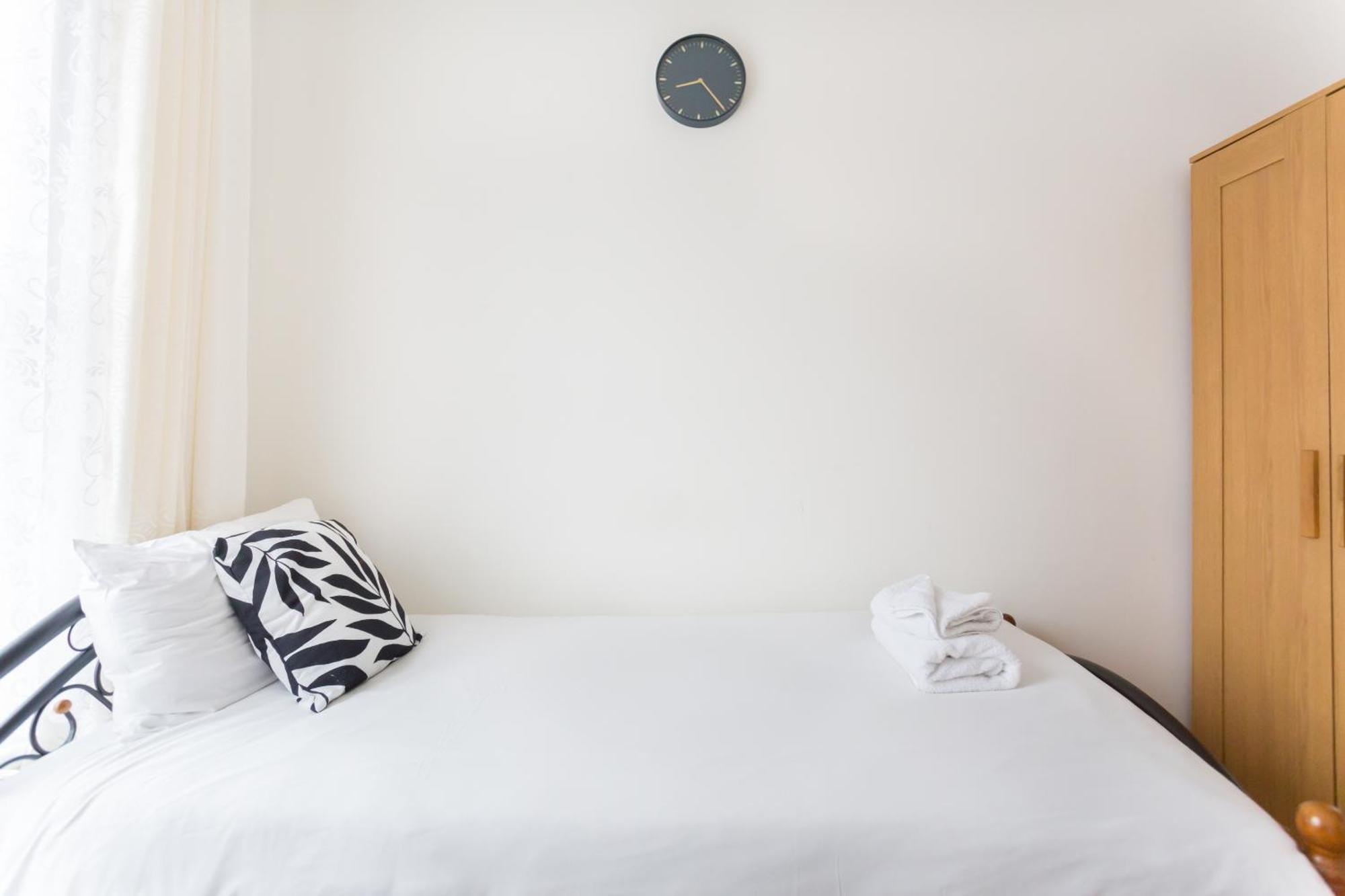 Wood Budget - Next To Mall & Metro Station - 10 Min To Center * Londra