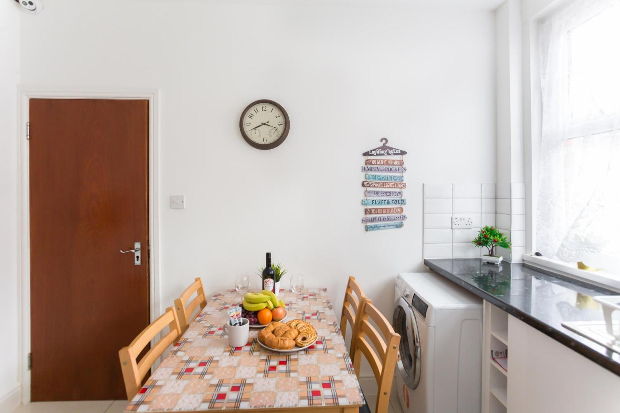 Wood Budget - Next To Mall & Metro Station - 10 Min To Center * Londra