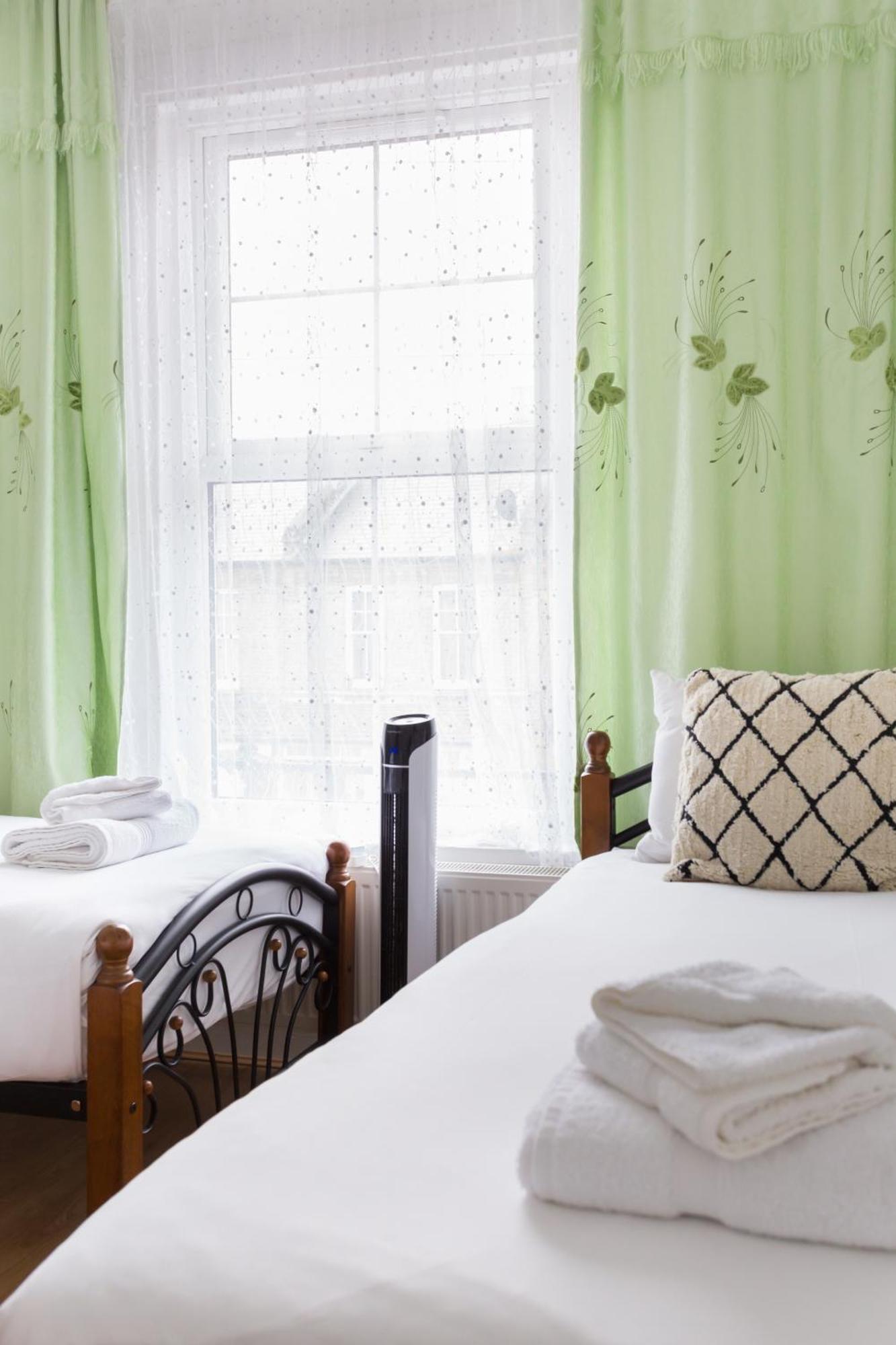 Wood Budget - Next To Mall & Metro Station - 10 Min To Center Londra