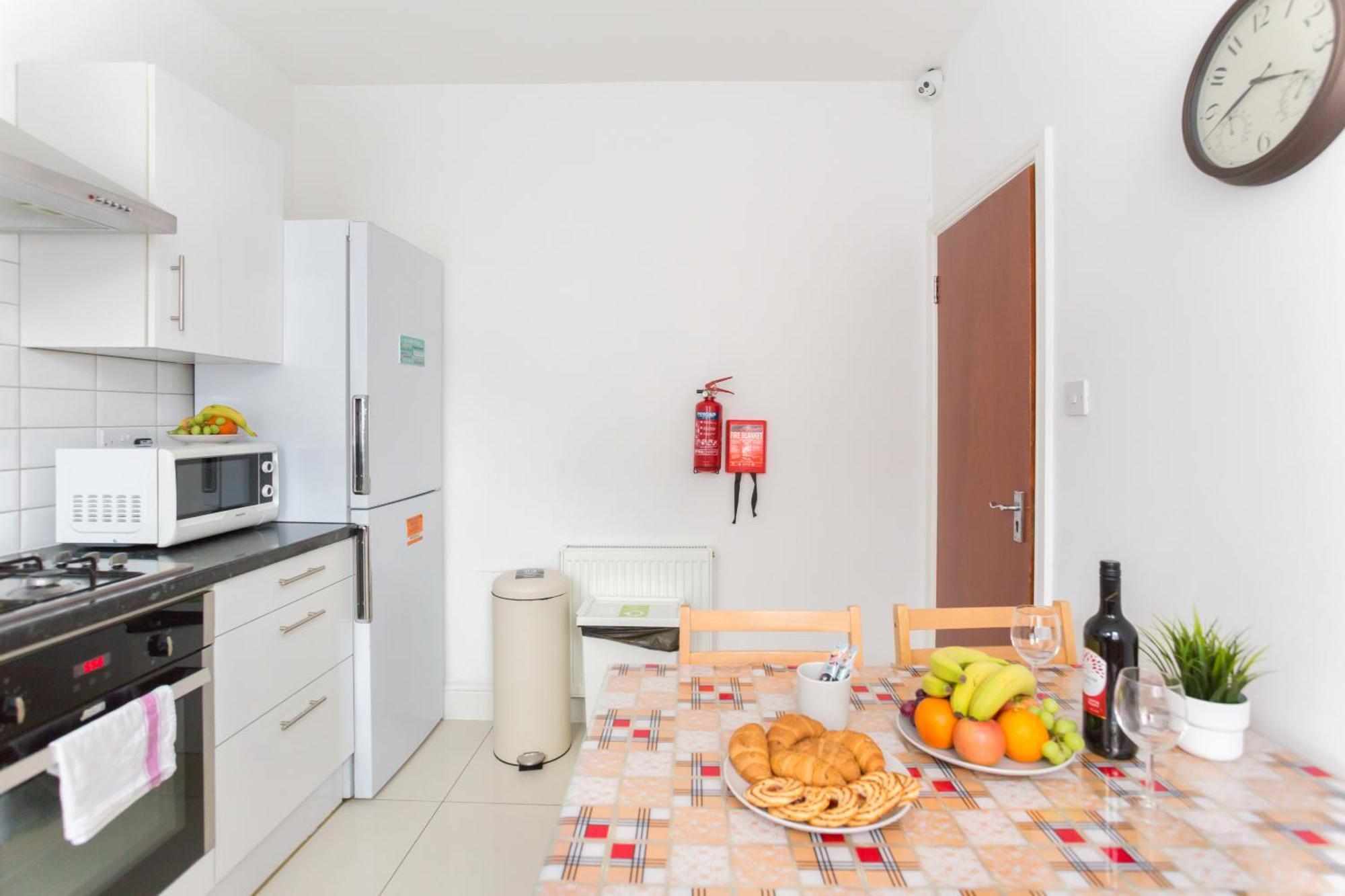 Wood Budget - Next To Mall & Metro Station - 10 Min To Center Casa vacanze Londra