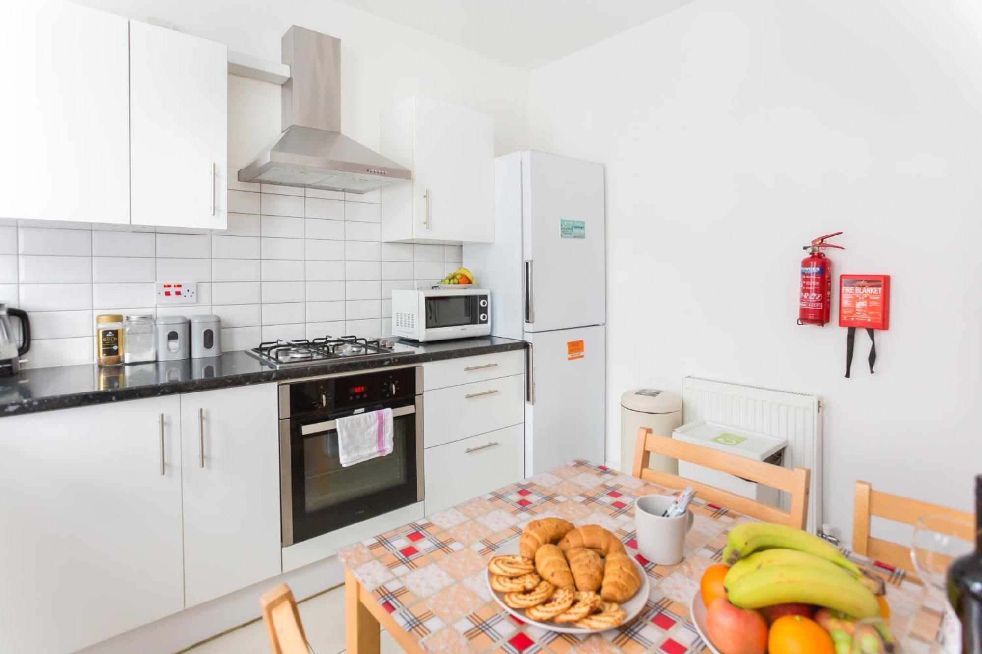 Wood Budget - Next To Mall & Metro Station - 10 Min To Center Londra