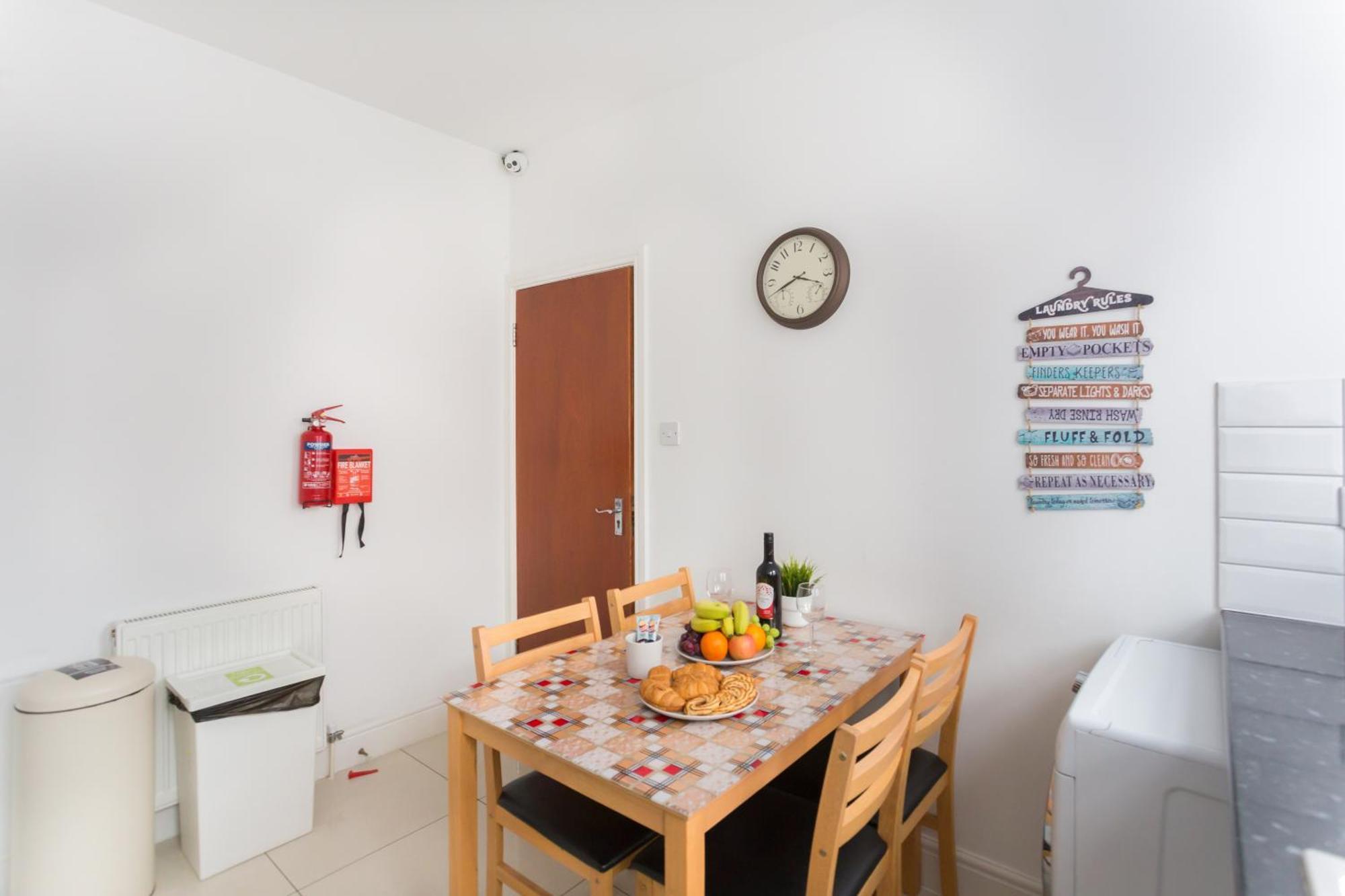 Casa vacanze Wood Budget - Next To Mall & Metro Station - 10 Min To Center *