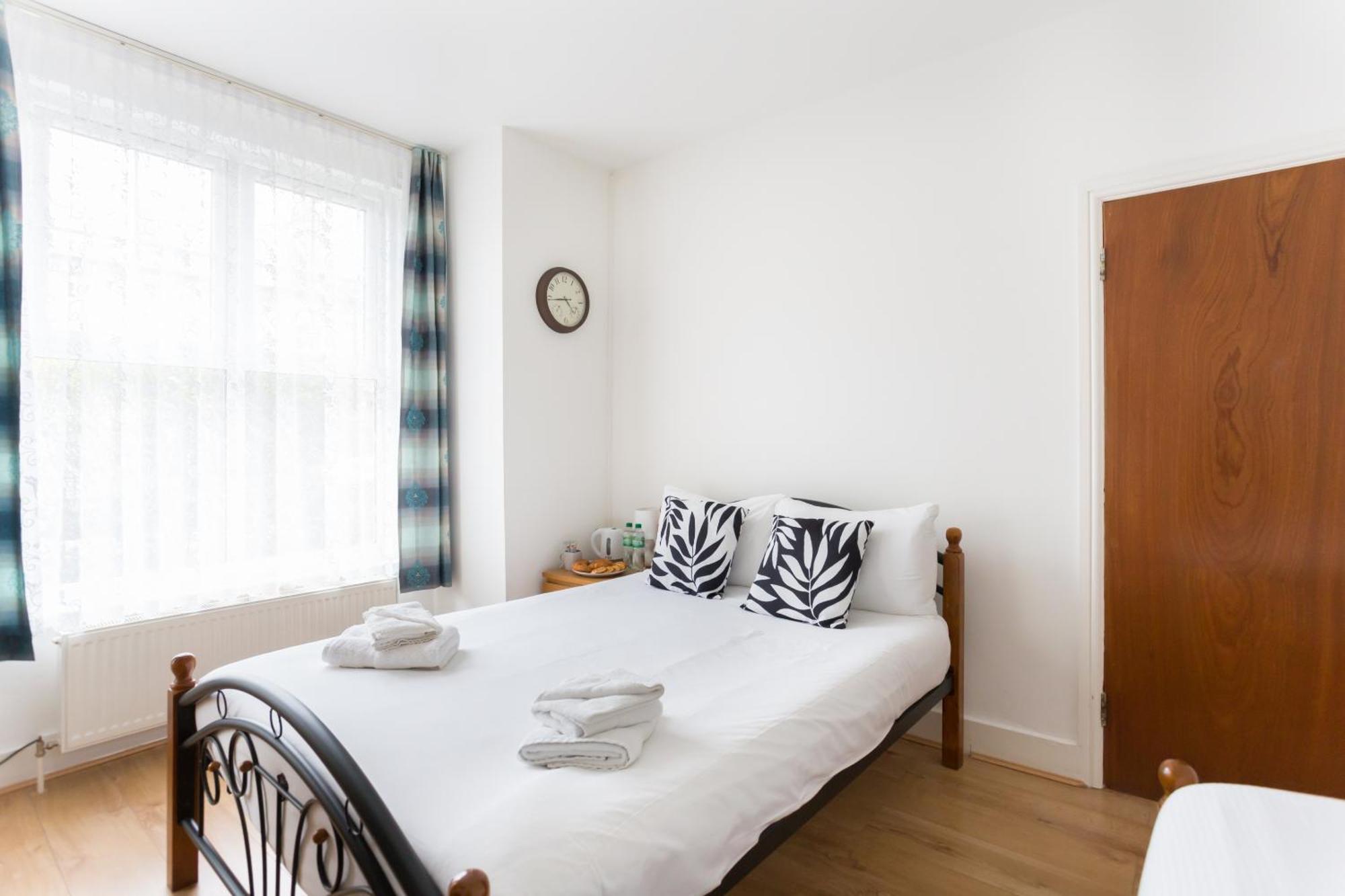 Wood Budget - Next To Mall & Metro Station - 10 Min To Center * Londra